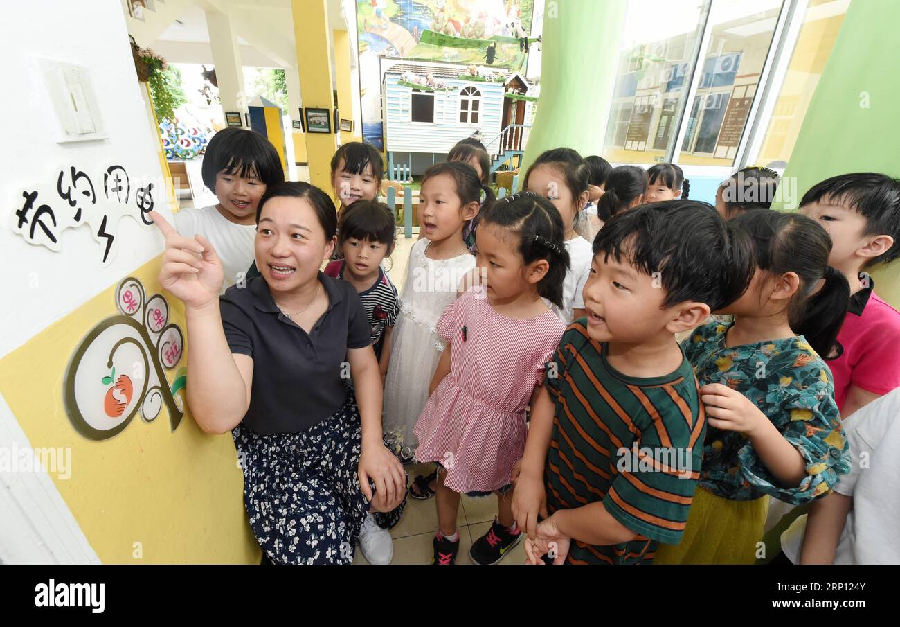 (180605) -- PEKING, 5. Juni 2018 -- Foto aufgenommen am 29. Mai 2018 zeigt einen Lehrer, der den Schülern in der Stadt Taizhou, der ostchinesischen Provinz Zhejiang, mithilfe von Wegbeschreibungen Elektrizität vorführt. Der Weltumwelttag findet am 5. Juni statt. ) (Zwx) CHINA-WORLD ENVIRONMENT DAY-ACTIVITIES (CN*) WangxBaochu PUBLICATIONxNOTxINxCHN Stockfoto