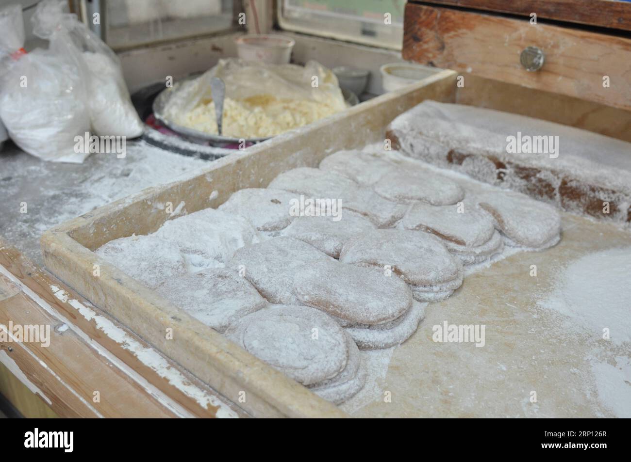 (180605) -- TRIPOLI, 5. Juni 2018 -- Foto vom 4. Juni 2018 zeigt die Al-Shmisa-Süßigkeit in Tripoli, Libanon. Al-Shmisa-Süßes oder Creme-Donut ist eine der beliebtesten Süßwaren, die nur im libanesischen Tripoli zu finden sind. Diese Art von Süßes wird nur von der Familie al-Haddad hergestellt, deren Söhne diesen Beruf jahrzehntelang erbten. ) (lrz) LEBANON-TRIPOLI-CREAM DONUT Khalid PUBLICATIONxNOTxINxCHN Stockfoto