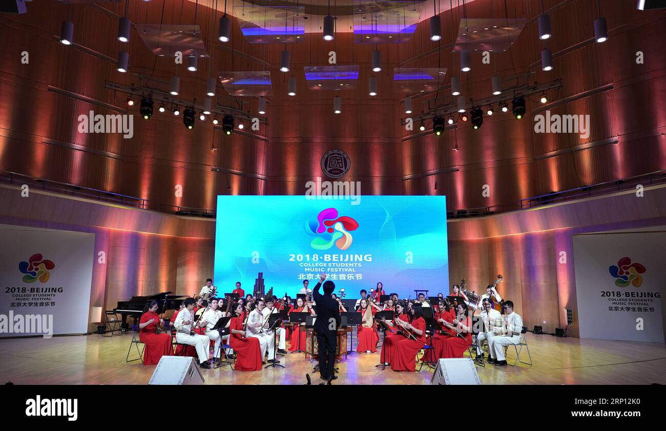 (180606) -- PEKING, 6. Juni 2018 -- Studenten spielen Volksmusik-Ensemble während des Beijing College Students Music Festivals 2018 im China Conservatory of Music in Peking, Hauptstadt von China, 5. Juni 2018. Das Festival begann hier am Dienstag. ) (Zwx) CHINA-BEIJING-COLLEGE STUDENTS MUSIC FESTIVAL (CN) ShenxBohan PUBLICATIONxNOTxINxCHN Stockfoto