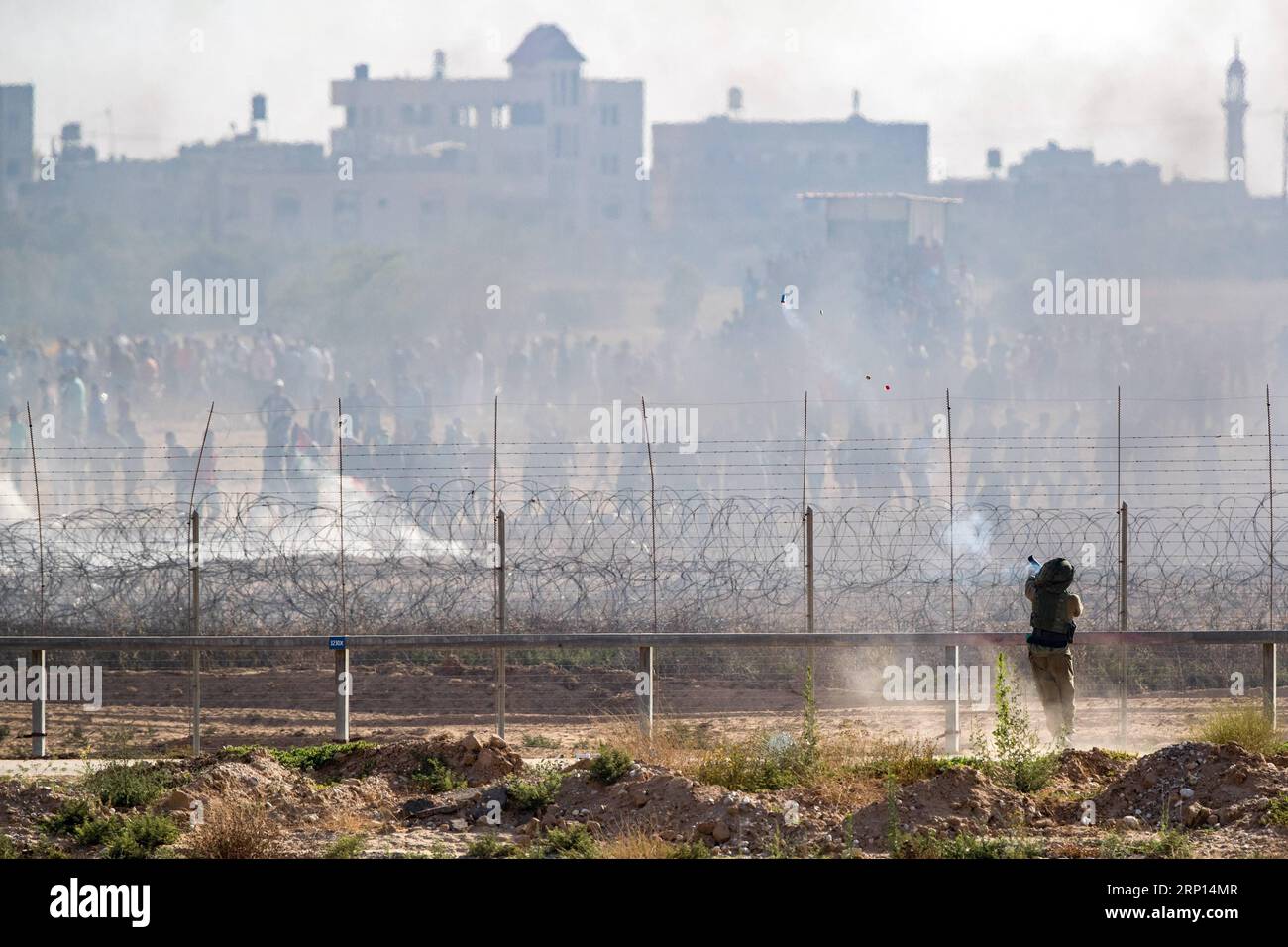 (180609) -- JERUSALEM, 9. Juni 2018 -- israelische Sicherheitskräfte feuern am 8. Juni 2018 Tränengas auf palästinensische Demonstranten entlang der Barriere zwischen Gaza und Israel. (Jmmn) MIDEAST-GAZA-PROTEST JINI PUBLICATIONxNOTxINxCHN Stockfoto