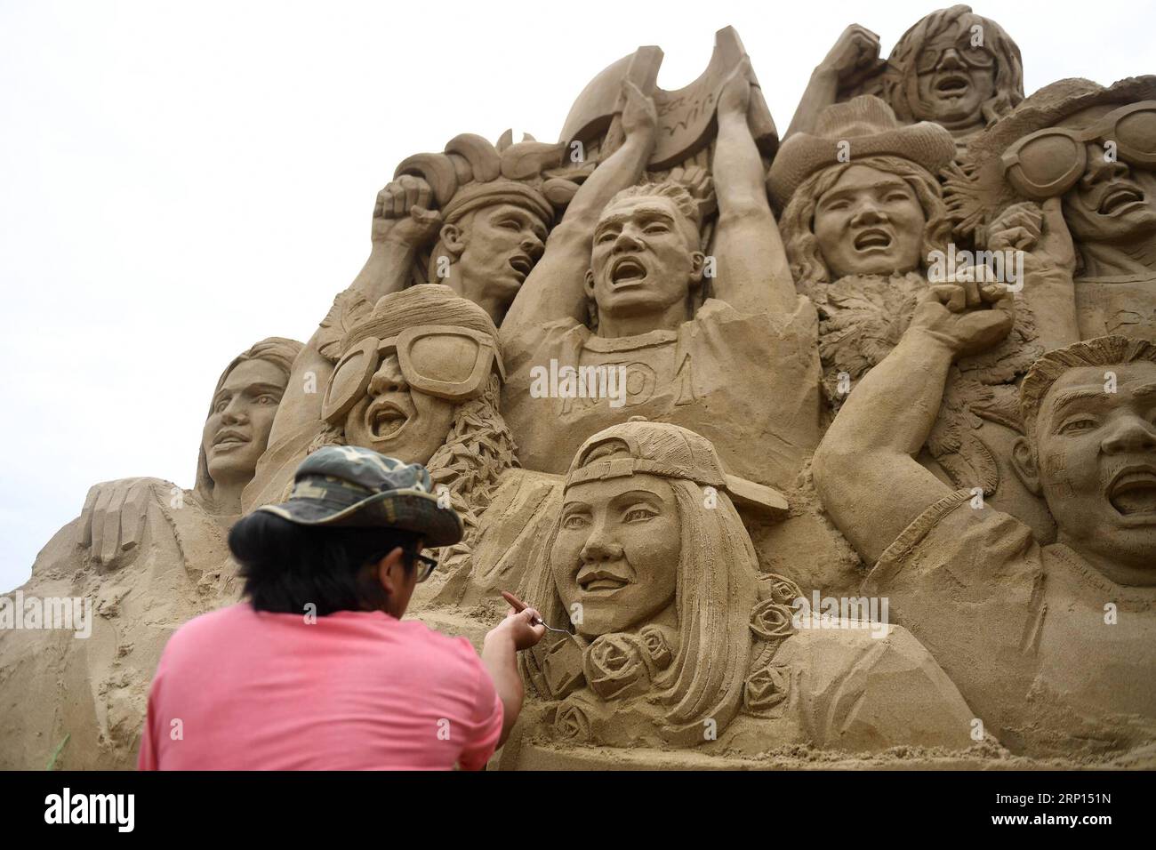 (180609) -- ZHOUSHAN, 9. Juni 2018 -- ein Künstler macht eine thematische Sandskulptur der FIFA-Weltmeisterschaft für ein internationales Sandskulpturenfestival in Zhoushan, Ostchinesische Provinz Zhejiang, 9. Juni 2018. Die Ausstellungszone mit sieben thematischen Sandskulpturen soll am 15. Juni der Öffentlichkeit zugänglich gemacht werden. )(mcg) CHINA-ZHEJIANG-ZHOUSHAN-SAND SKULPTUR (CN) HuangxZongzhi PUBLICATIONxNOTxINxCHN Stockfoto