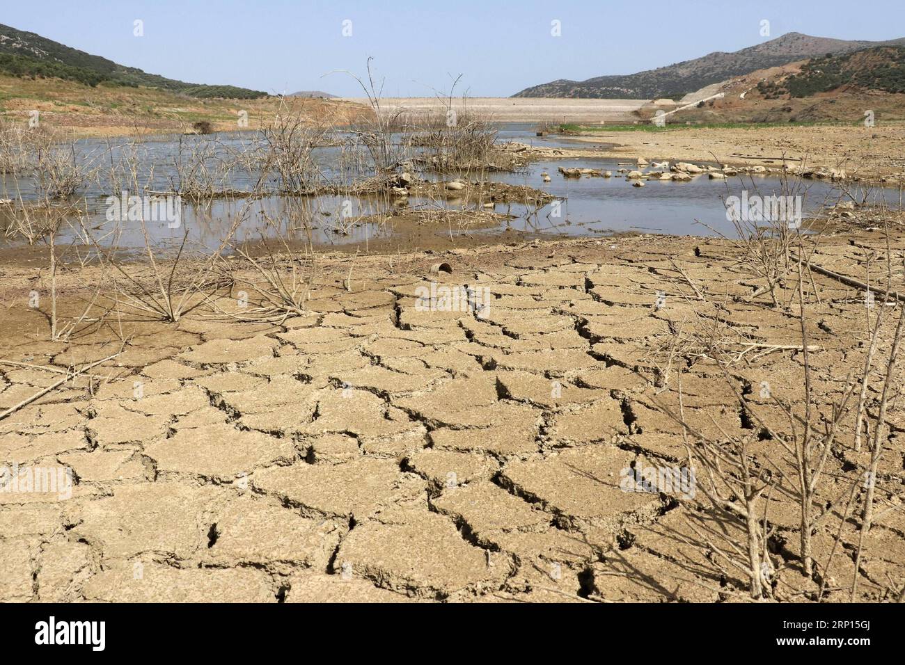 (180610) -- KRETA, 10. Juni 2018 -- Foto aufgenommen am 9. Juni 2018 zeigt Aposelemis Damm Stausee, Heraklion, Kreta, Griechenland. Ein versunkenes Geisterdorf an einem künstlichen See auf der Insel Kreta tauchte in den letzten Monaten als Symbol für den Dürre-Alptraum auf, dem Griechenland in den kommenden Jahren begegnen könnte. ZUM Feature: Versunkenes Dorf auf der Insel Kreta taucht als Symbol für Dürre-Alptraum wieder auf. ) (Zjl) GRIECHENLAND-KRETA-GEISTERDORF-DÜRRE StefanosxRapanis PUBLICATIONxNOTxINxCHN Stockfoto