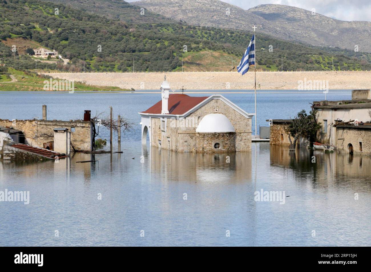 (180610) -- KRETA, 10. Juni 2018 -- das Dateifoto vom 8. März 2015 zeigt das halbeingetauchte Dorf Sfendyli im Aposelemis-Staudamm Heraklion, Kreta, Griechenland. Ein versunkenes Geisterdorf an einem künstlichen See auf der Insel Kreta tauchte in den letzten Monaten als Symbol für den Dürre-Alptraum auf, dem Griechenland in den kommenden Jahren begegnen könnte. ZUM Feature: Versunkenes Dorf auf der Insel Kreta taucht als Symbol für Dürre-Alptraum wieder auf. ) (Zjl) GRIECHENLAND-KRETA-GEISTERDORF-DÜRRE StefanosxRapanis PUBLICATIONxNOTxINxCHN Stockfoto