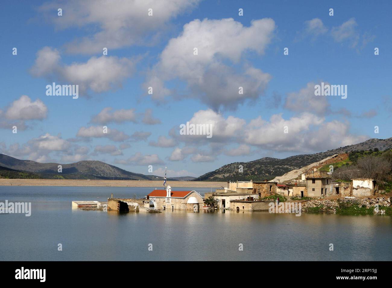 (180610) -- KRETA, 10. Juni 2018 -- das Dateifoto vom 8. März 2015 zeigt das halbeingetauchte Dorf Sfendyli im Aposelemis-Staudamm Heraklion, Kreta, Griechenland. Ein versunkenes Geisterdorf an einem künstlichen See auf der Insel Kreta tauchte in den letzten Monaten als Symbol für den Dürre-Alptraum auf, dem Griechenland in den kommenden Jahren begegnen könnte. ZUM Feature: Versunkenes Dorf auf der Insel Kreta taucht als Symbol für Dürre-Alptraum wieder auf. ) (Zjl) GRIECHENLAND-KRETA-GEISTERDORF-DÜRRE StefanosxRapanis PUBLICATIONxNOTxINxCHN Stockfoto