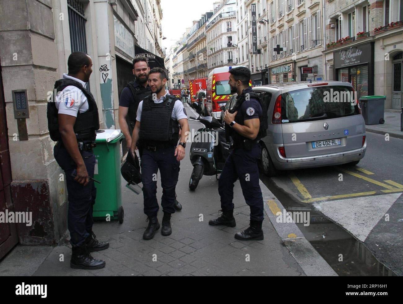 (180612) -- PARIS, 12. Juni 2018 -- Polizeibeamte sind in der Nähe des Ortes zu sehen, an dem ein Mann Geiseln in Paris, Frankreich, 12. Juni 2018, hielt. Die Polizeioperation zur Entlassung eines bewaffneten Mannes, der am frühen Dienstag zwei Geiseln in einem Pariser Gebäude gefangen nahm, endete, ohne dass Todesopfer gemeldet wurden, sagte Innenminister Gerard Collomb. FRANCE-PARIS-GEISELNAHME HanxBing PUBLICATIONxNOTxINxCHN Stockfoto