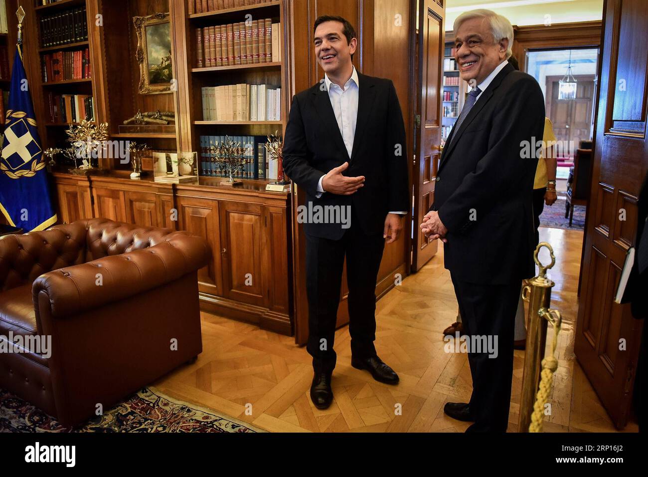 (180612) -- ATHEN, 12. Juni 2018 -- der griechische Premierminister Alexis Tsipras (L) trifft sich mit dem griechischen Präsidenten Prokopis Pavlopoulos, um bekannt zu geben, dass Athen und Skopje eine historische Einigung über ihre Namenszeile erzielt haben, in Athen, Griechenland, 12. Juni 2018. Severna Macedonja (Republik Nordmazedonien in englischer Sprache) wird der neue Name der ehemaligen jugoslawischen Republik Mazedonien (FYROM) sein. Dies wurde im Rahmen einer historischen Vereinbarung zwischen Griechenland und dem Nachbarstaat vereinbart, erklärte der griechische Premierminister Alexis Tsipras am Dienstag in Athen. ) GRIECHENLAND-ATHEN-EHEMALIGE JUGOSLAWISCHE REPUBLIK MAZEDONIEN-NAMENSSTREITVEREINBARUNG MARIOSXLOLOS PUBLICATIONXNOTXINXCHN Stockfoto