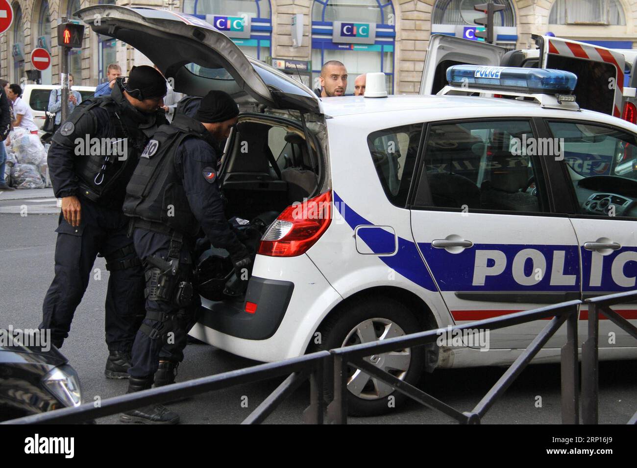 (180612) -- PARIS, 12. Juni 2018 -- Polizeibeamte sind in der Nähe des Ortes zu sehen, an dem ein Mann Geiseln in Paris, Frankreich, 12. Juni 2018, hielt. Die Polizeioperation zur Entlassung eines bewaffneten Mannes, der am frühen Dienstag zwei Geiseln in einem Pariser Gebäude gefangen nahm, endete, ohne dass Todesopfer gemeldet wurden, sagte Innenminister Gerard Collomb. FRANCE-PARIS-GEISELNAHME HanxBing PUBLICATIONxNOTxINxCHN Stockfoto