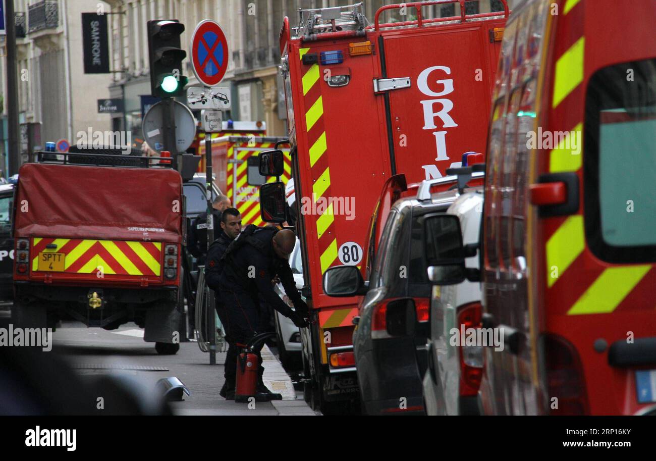 (180612) -- PARIS, 12. Juni 2018 -- Polizeibeamte sind in der Nähe des Ortes zu sehen, an dem ein Mann Geiseln in Paris, Frankreich, 12. Juni 2018, hielt. Die Polizeioperation zur Entlassung eines bewaffneten Mannes, der am frühen Dienstag zwei Geiseln in einem Pariser Gebäude gefangen nahm, endete, ohne dass Todesopfer gemeldet wurden, sagte Innenminister Gerard Collomb. FRANCE-PARIS-GEISELNAHME HanxBing PUBLICATIONxNOTxINxCHN Stockfoto
