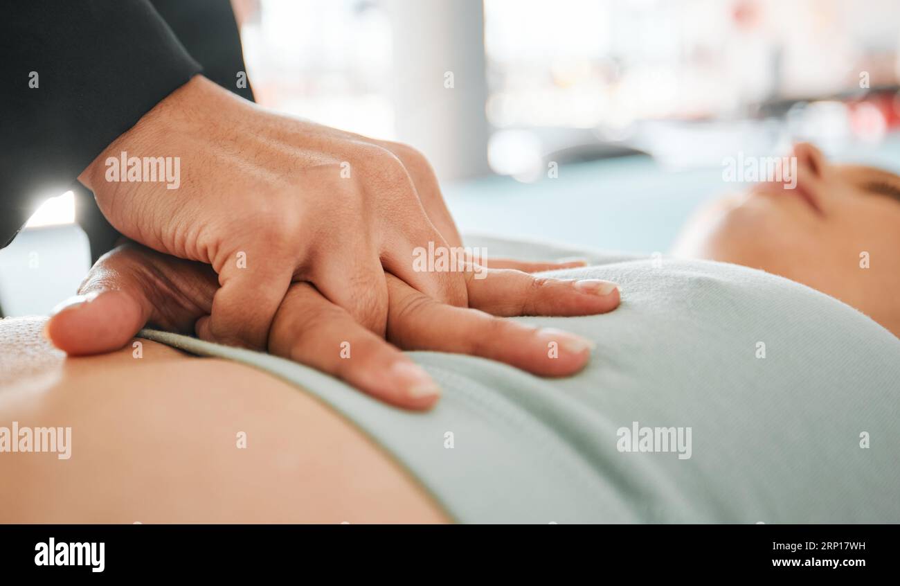 Erste Hilfe, hlw und medizinische Versorgung mit Handauflagen für Sicherheit, Herzfrequenz und Notfalldienst. Gesundheit, Wellness und Unterstützung mit Nahaufnahme Stockfoto