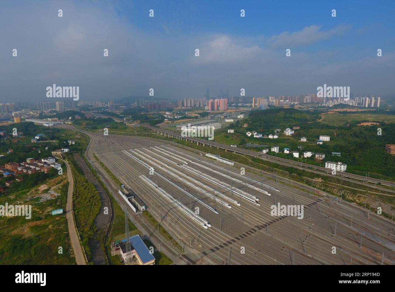 (180618) -- NANNING, 18. Juni 2018 -- Luftaufnahme, aufgenommen am 18. Juni 2018, zeigt eine Schnellzugwartungsbasis in Nanning, Südchinas autonome Region Guangxi Zhuang. Von Null an hat die Gesamtlänge der in den letzten fünf Jahren in Guangxi betriebenen Hochgeschwindigkeitsbahngleise 1.751 Kilometer erreicht. Bis 2020 wird die autonome Region ihr Hochgeschwindigkeitsbahnnetz auf über 2.000 Kilometer ausweiten. ) (lmm) CHINA-GUANGXI-TRANSPORT-RAILWAY-CONSTRUCTION (CN) HuangxXiaobang PUBLICATIONxNOTxINxCHN Stockfoto