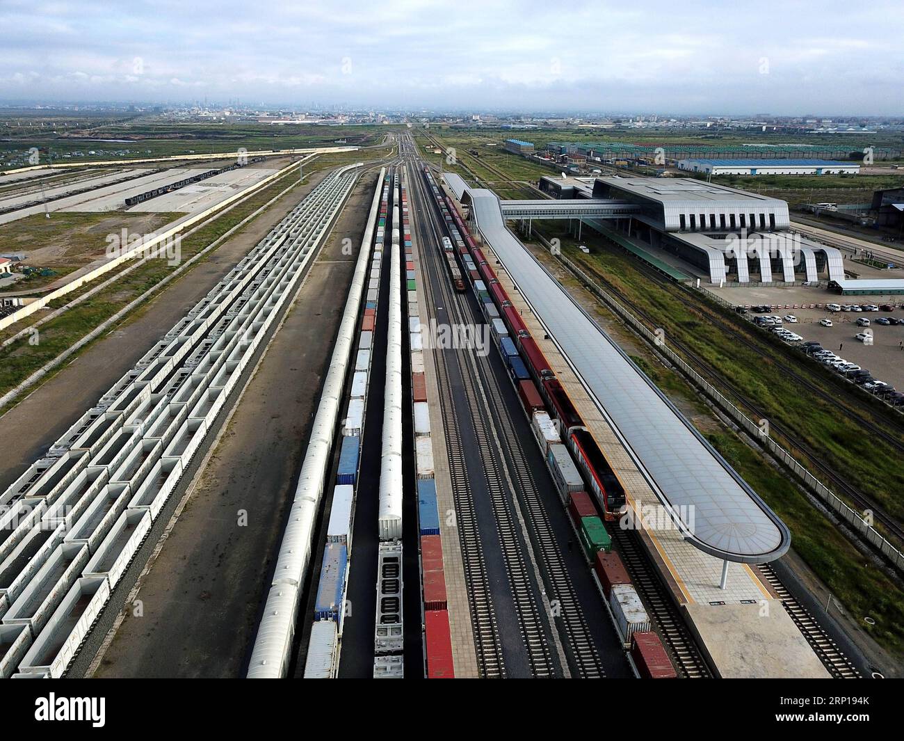 (180618) -- MOMBASA, 18. Juni 2018 -- Luftaufnahme vom 3. Juni 2018 zeigt, wie Züge am Nairobi Bahnhof in Nairobi, der Hauptstadt von Kenia, halten. Die von China finanzierte Mombasa-Nairobi Standard Gauge Railway hat das BIP des afrikanischen Landes schätzungsweise um 1,5 Prozent gesteigert und den Einheimischen fast 50.000 Arbeitsplätze zur Verfügung gestellt. ) (dtf) KENYA-MOMBASA-NAIROBI-RAILWAY WangxTeng PUBLICATIONxNOTxINxCHN Stockfoto