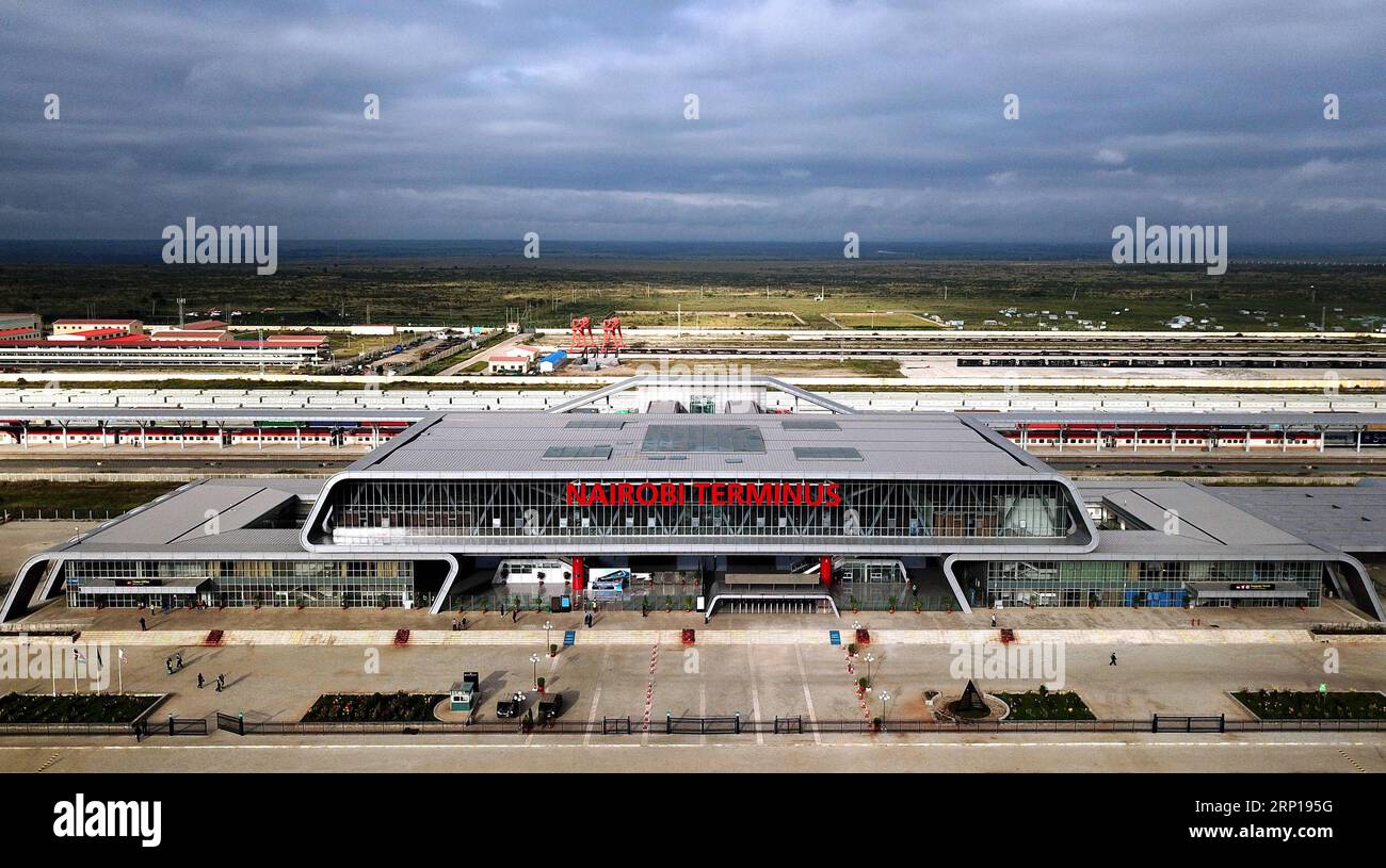 (180618) -- MOMBASA, 18. Juni 2018 -- Luftaufnahme vom 3. Juni 2018 zeigt den Nairobi Bahnhof in Nairobi, der Hauptstadt von Kenia. Die von China finanzierte Mombasa-Nairobi Standard Gauge Railway hat das BIP des afrikanischen Landes schätzungsweise um 1,5 Prozent gesteigert und den Einheimischen fast 50.000 Arbeitsplätze zur Verfügung gestellt. ) (dtf) KENYA-MOMBASA-NAIROBI-RAILWAY WangxTeng PUBLICATIONxNOTxINxCHN Stockfoto