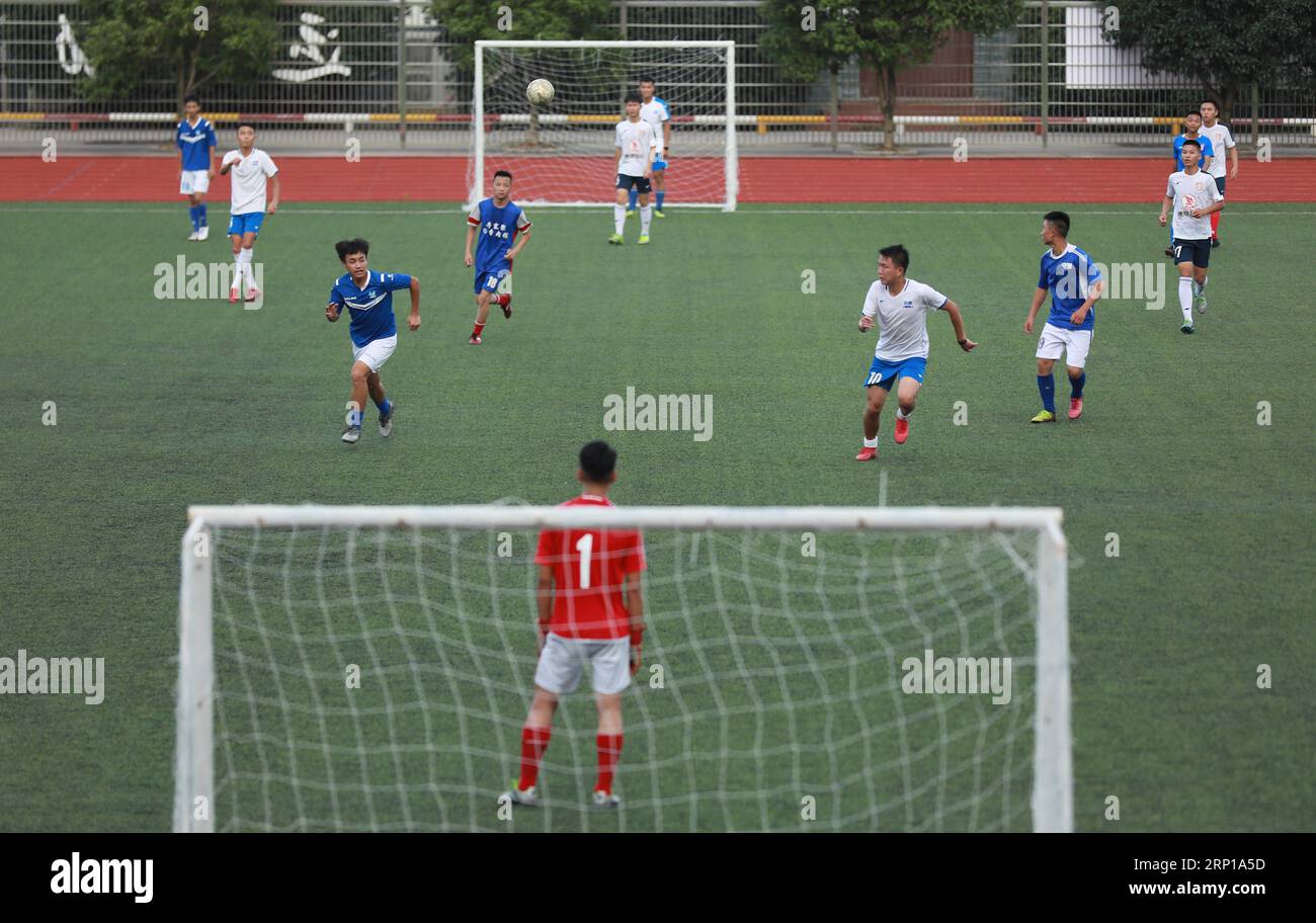 (180621) -- DANZHAI, 21. Juni 2018 -- Studenten treten in einem Fußballspiel an der Minzu Senior High School im Danzhai County, Provinz Guizhou im Südwesten Chinas, am 20. Juni 2018 an. Studenten in verschiedenen Teilen Chinas genossen den Spaß am Fußballspielen, während die FIFA-Weltmeisterschaft 2018 in Russland stattfindet. ) (mp) CHINA-STUDENTS-FOOTBALL (CN) HuangxXiaohai PUBLICATIONxNOTxINxCHN Stockfoto