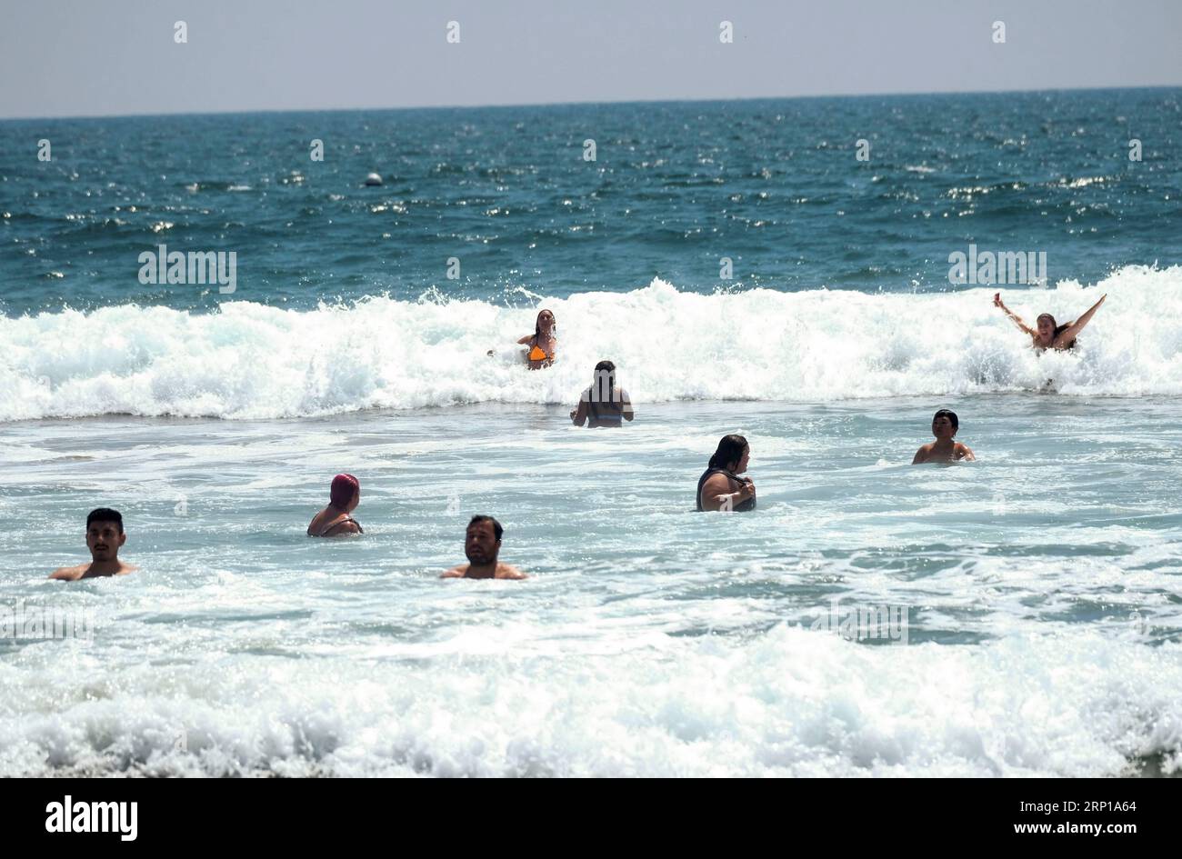 (180621) -- LOS ANGELES, 21. Juni 2018 -- Menschen spielen am 20. Juni 2018 im Wasser am Venice Beach in Los Angeles, USA. Hohe Temperaturen kehren in den Süden Kaliforniens zurück, was dazu führt, dass der National Weather Service am Mittwoch eine Warnung über übermäßige Hitze für Teile des Binnenlandes ausgibt, die bis Freitag verlängert wird. ) (Zxj) U.S.-LOS ANGELES-SUMMER-HEAT ZhaoxHanrong PUBLICATIONxNOTxINxCHN Stockfoto