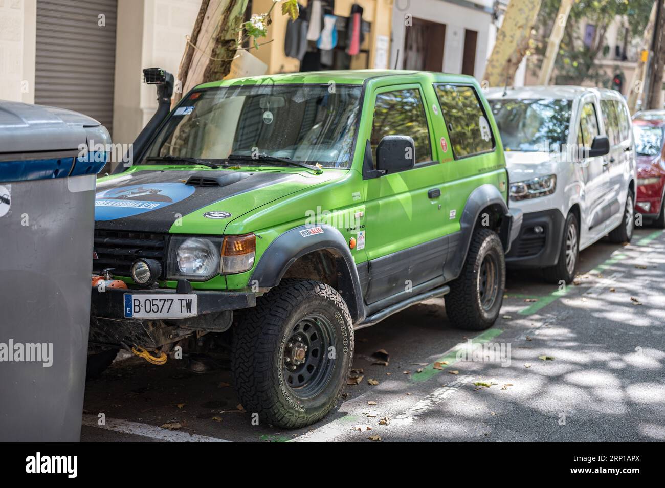 Ein alter grüner Mitsubishi Montero Pajero SUV mit einer schwarzen Kapuze, die auf den SUV abgestimmt ist Stockfoto