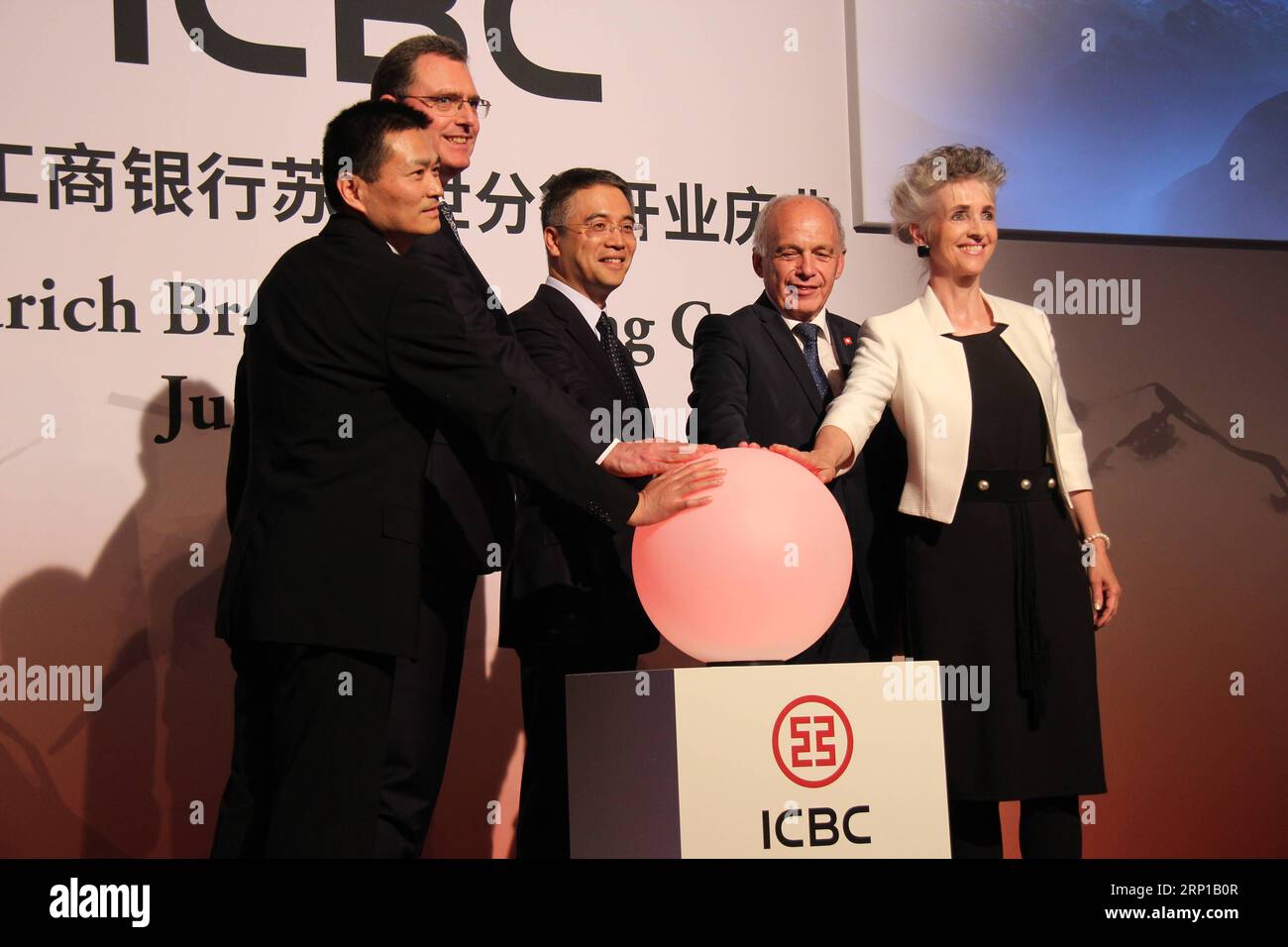 (180622) -- ZÜRICH, 22. Juni 2018 -- Gu Shu (3. L), Präsident der Industrie- und Handelsbank Chinas (ICBC), Ueli Maurer (4. L), Vizepräsident der Schweizerischen Eidgenossenschaft und Leiter der Finanzabteilung, Thomas Jordan (2. L), Präsident der Schweizerischen Nationalbank, nehmen Sie an der Eröffnungszeremonie der ICBC-Niederlassung Zürich in Zürich, Schweiz, am 21. Juni 2018 Teil. ) (srb) SCHWEIZ-ZÜRICH-CHINA S ICBC-NEW BRANCH NiexXiaoyang PUBLICATIONxNOTxINxCHN Stockfoto