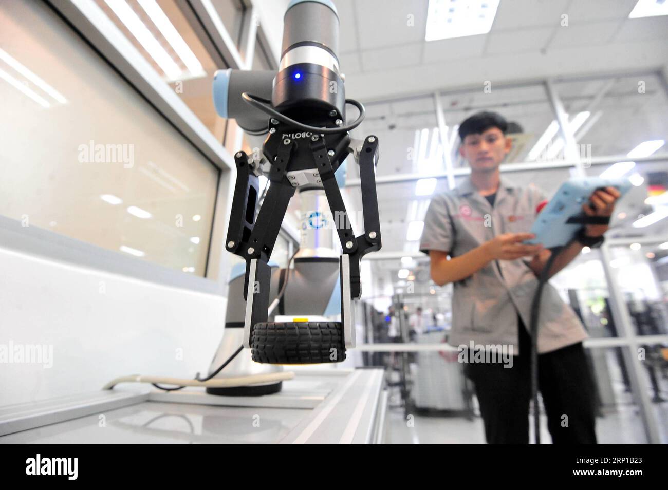 (180622) -- BANGKOK, 22. Juni 2018 -- Ein thailändischer Student erfährt, wie man einen Robotergreifer Version UR3 im Innovationszentrum für Robotik und Automatisierungssysteme (iCRAS) während der offiziellen Eröffnungszeremonie am 22. Juni 2018 in Bangkok, Thailand, verwendet. ) (dtf) THAILAND-BANGKOK-ROBOTER RachenxSageamsak PUBLICATIONxNOTxINxCHN Stockfoto