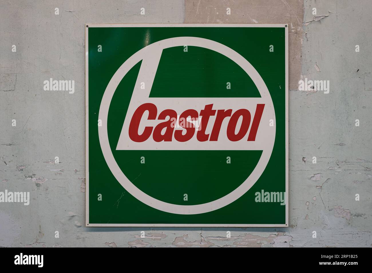 Eine Nahaufnahme eines alten Castrol-Schmieröls in einer alten Werkstatt Stockfoto