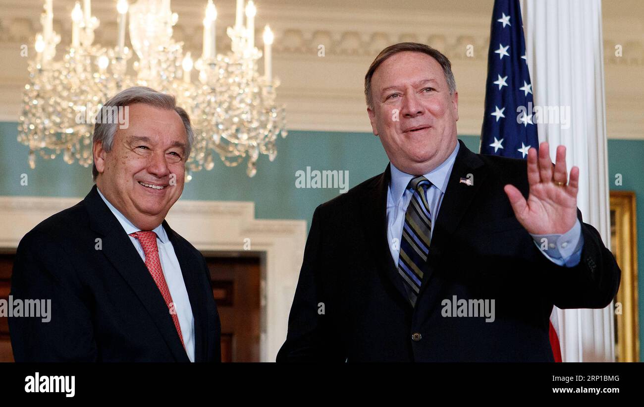 (180623) -- WASHINGTON, 23. Juni 2018 -- US-Außenminister Mike Pompeo (R) und UN-Generalsekretär Antonio Guterres nehmen an einer Fotogelegenheit Teil, bevor sie sich am 23. Juni 2018 im US-Außenministerium in Washington D.C., den Vereinigten Staaten, treffen. ) U.S.-WASHINGTON D.C.-POMPEO-GUTERRES-MEETING TINGXSHEN PUBLICATIONXNOTXINXCHN Stockfoto