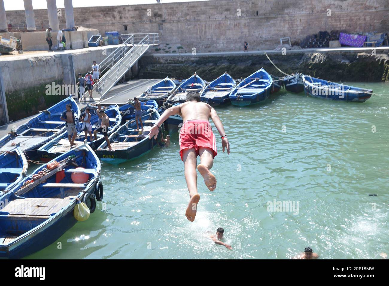 (180623) -- ESSAOUIRA (MAROKKO), 23. Juni 2018 -- Ein Junge springt in Essaouira, Marokko, am 22. Juni 2018 ins Wasser. Essaouira ist eine berühmte Touristenstadt im Westen Marokkos, die auch als Windstadt bekannt ist, weil sie das ganze Jahr über stabile Passatwinde hat. ) MOROCCO-ESSAOUIRA-LIFE Aissa PUBLICATIONxNOTxINxCHN Stockfoto