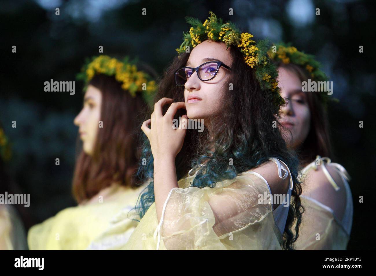 (180624) -- BUKAREST, 24. Juni 2018 -- Junge Mädchen, die als Feen gekleidet sind, feiern in der Nacht vor dem traditionellen Volksfest Sanzienele in Bukarest, Rumäniens Hauptstadt, 23. Juni 2018. In alten Traditionen wird Sanzienele als gute Fähren erwähnt, die um die Sommersonnenwende kommen, um Glück und, was am wichtigsten ist, gute Ernte zu bringen. ) (srb) RUMÄNIEN-BUKAREST-SANZIENE TRADITION CristianxCristel PUBLICATIONxNOTxINxCHN Stockfoto