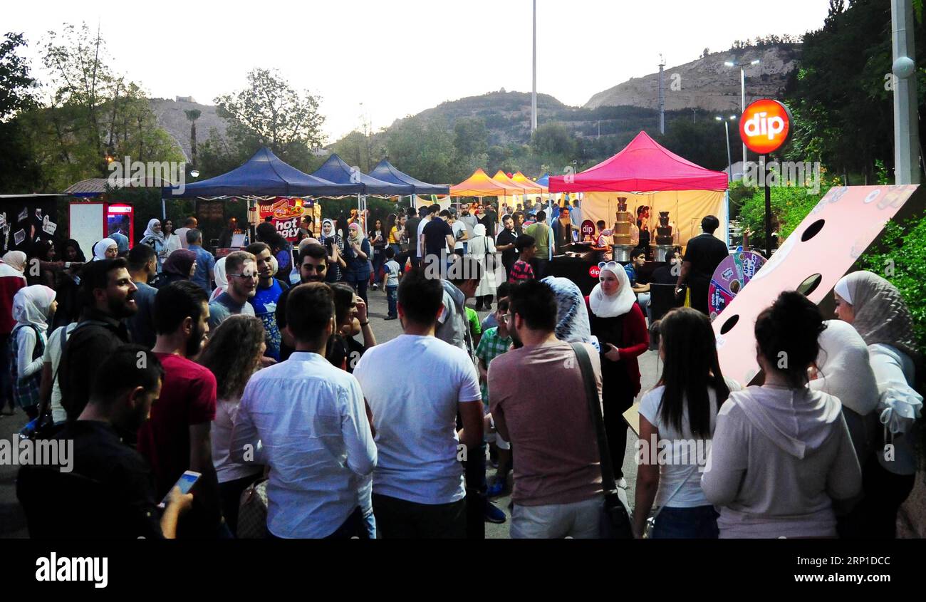 (180628) -- DAMASKUS, 28. Juni 2018 -- am 27. Juni 2018 besuchen die Menschen ein Festival namens Sham Gathers US im Tishreen Park in Damaskus, der Hauptstadt Syriens. Das Festival umfasste über 20 verschiedene Aktivitäten. ) (zcc) SYRIEN-DAMASKUS-FESTIVAL AmmarxSafarjalani PUBLICATIONxNOTxINxCHN Stockfoto
