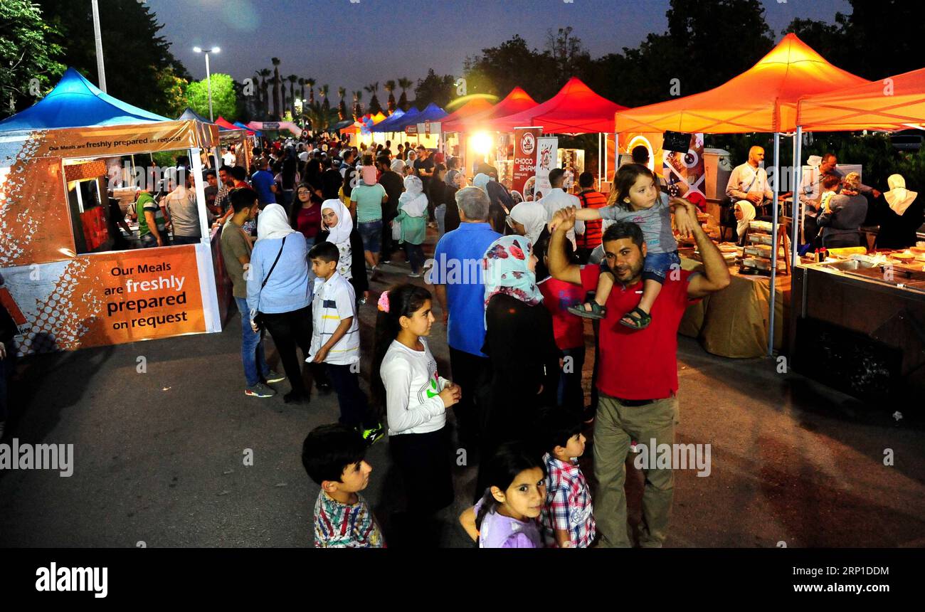 (180628) -- DAMASKUS, 28. Juni 2018 -- am 27. Juni 2018 besuchen die Menschen ein Festival namens Sham Gathers US im Tishreen Park in Damaskus, der Hauptstadt Syriens. Das Festival umfasste über 20 verschiedene Aktivitäten. ) (zcc) SYRIEN-DAMASKUS-FESTIVAL AmmarxSafarjalani PUBLICATIONxNOTxINxCHN Stockfoto