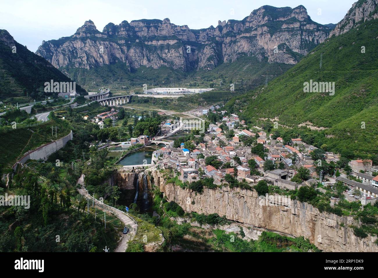 (180628) -- PEKING, 28. Juni 2018 -- Luftaufnahme, aufgenommen am 8. September 2017, zeigt die Landschaft des Hongni Village, Pingshun County, nordchinesische Provinz Shanxi. Umfassende Fortschritte wurden erzielt, seit der Bericht, der auf dem 18. Nationalen Kongress der Kommunistischen Partei Chinas (KPC) 2012 vorgelegt wurde, die ökologische Entwicklung als eine wichtige Aufgabe im Gesamtplan des Landes einschloss und den Bau eines schönen China als großes Ziel vorschlug. ) (wyo)(zt) CHINA-ECOLOGICAL DEVELOPMENT-PROGRESS (CN) ZhanxYan PUBLICATIONxNOTxINxCHN Stockfoto