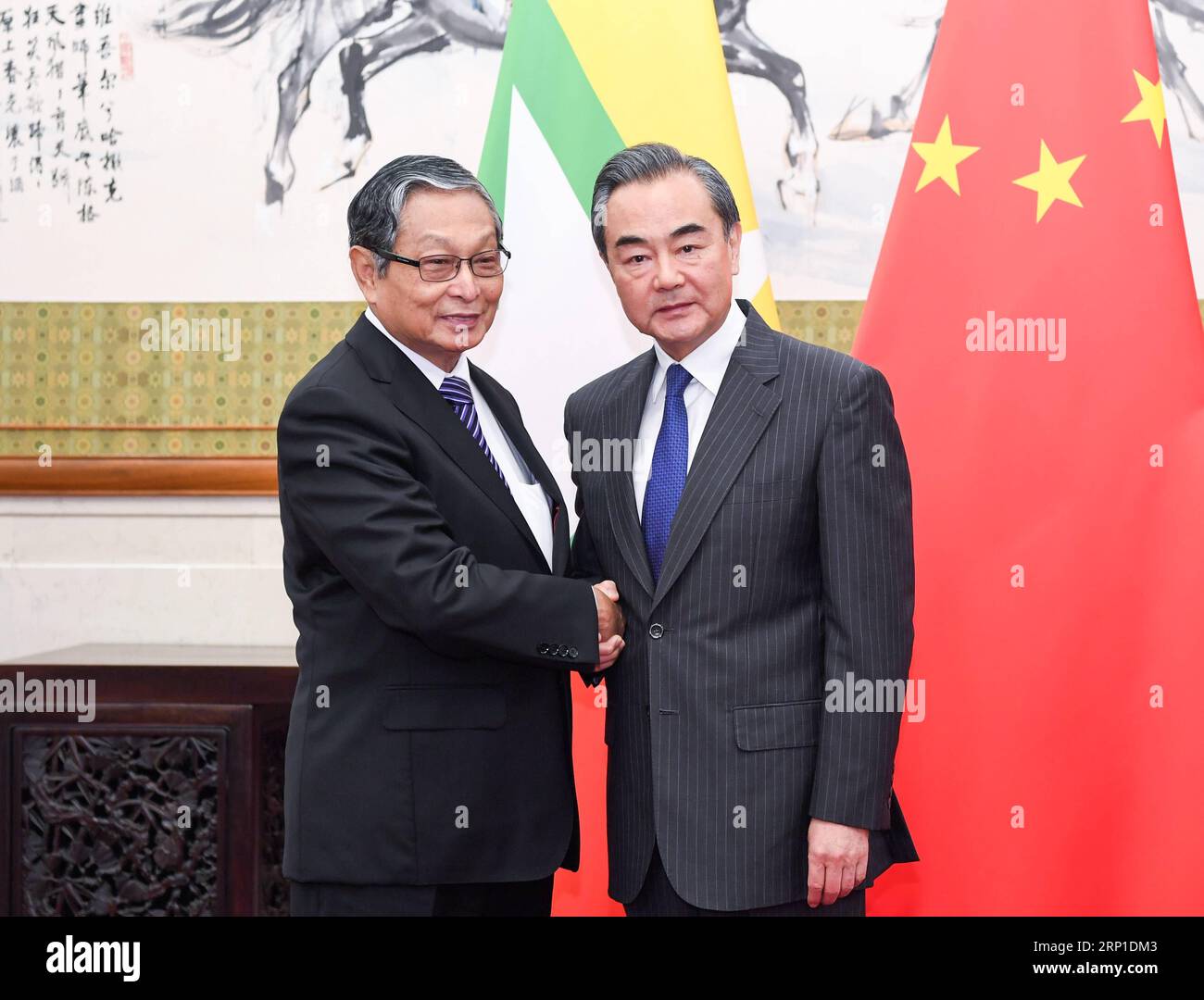 (180628) -- PEKING, 28. Juni 2018 -- der chinesische Staatsrat und Außenminister Wang Yi trifft sich mit U Kyaw Tint Swe, Myanmars Minister für das Büro des Staatsrats, in Peking, der Hauptstadt Chinas, am 28. Juni 2018. ) LB) CHINA-PEKING-MYANMAR-WANG YI-MEETING (CN) ShenxHong PUBLICATIONxNOTxINxCHN Stockfoto