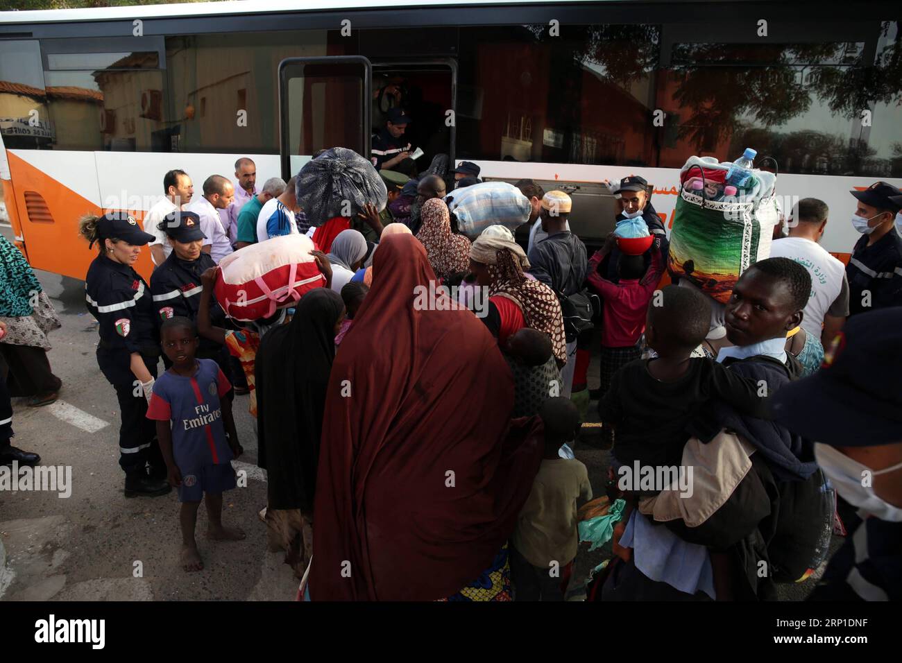 (180629) -- ALGIER, 29. Juni 2018 -- illegale Einwanderer steigen in einen Bus, um am 28. Juni 2018 in ihre Heimatstadt Algier, der Hauptstadt Algeriens, geschickt zu werden. Das algerische Außenministerium hat am Mittwoch die Möglichkeit ausgeschlossen, Haftgebiete für illegale Einwanderer einzurichten, da NGOs kritisiert haben, dass die nordafrikanische Nation afrikanische Migranten ohne Papiere misshandelt hat. (yy) ALGERIEN-ALGIER-ILLEGALE EINWANDERER-EINRICHTUNG VON HAFTGEBIETEN-AUSSCHLUSS HUANGxLING PUBLICATIONxNOTxINxCHN Stockfoto