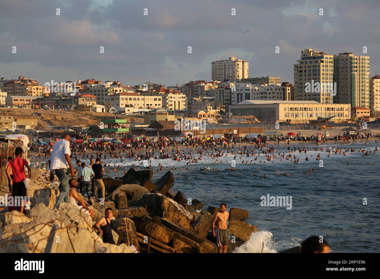 (180629) -- GAZA, 29. Juni 2018 () -- Palästinenser genießen ihre Freizeit am Strand von Gaza City, während der jährlichen Sommerferien, 29. Juni 2018. Die Tourismusindustrie im palästinensischen Gazastreifen leidet unter einem gravierenden Rückgang, seit Israel und Ägypten Beschränkungen für ihre Überquerung mit dem Gebiet auferlegten, das seit 2007 von der islamischen Hamas-Bewegung regiert wird. () MIDEAST-GAZA-SEA-TOURISM Xinhua PUBLICATIONxNOTxINxCHN Stockfoto