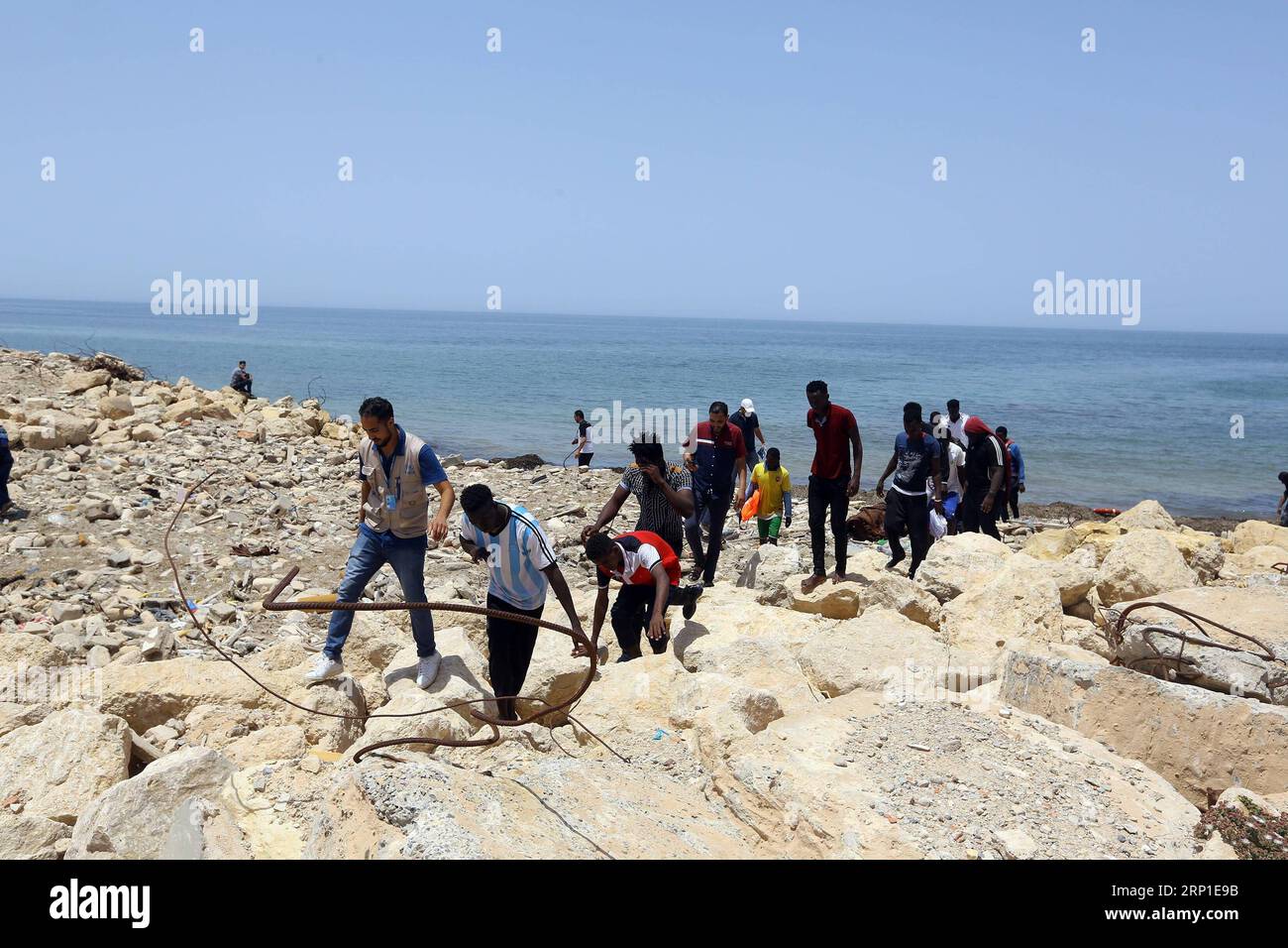 (180629) -- TRIPOLI, 29. Juni 2018 () -- gerettete Migranten gehen an die libysche Küste östlich von Tripoli, Libyen, 29. Juni 2018. Mehr als 100 Migranten werden befürchtet, dass sie tot seien, nachdem ihr Boot vor der Küste Libyens gekentert sei, sagte die libysche Marine am Freitag. Der libysche Marinesprecher Ayob Qassem sagte, die Leichen von drei Kindern geborgen und 16 weitere gerettet zu haben. () LIBYEN-TRIPOLI-MIGRANTEN-GEKENTERTES BOOT Xinhua PUBLICATIONxNOTxINxCHN Stockfoto