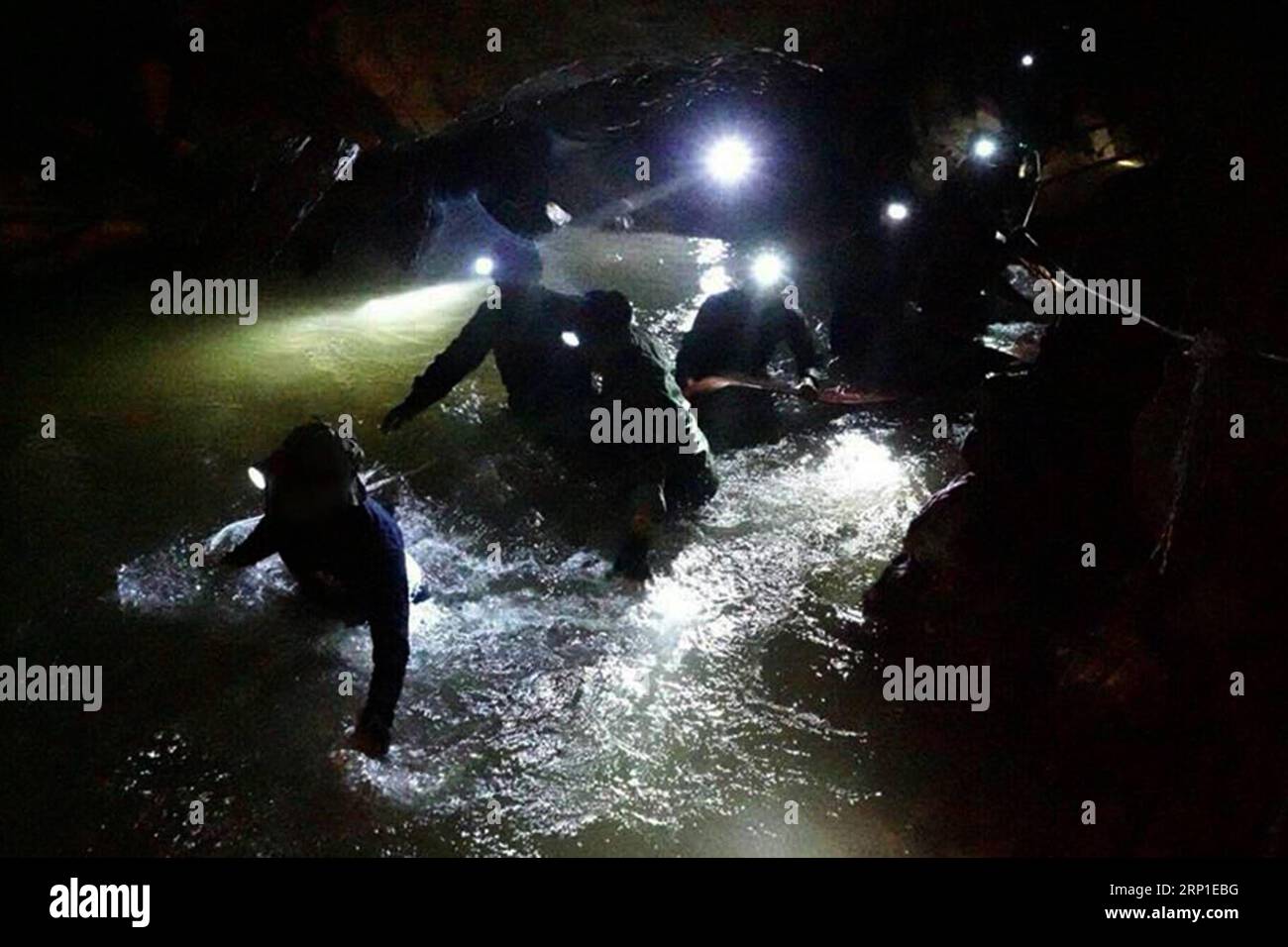 (180630) -- CHIANG RAI, 30. Juni 2018 () -- Royal Thai Navy Seals nehmen am Rettungseinsatz für 12 thailändische Teenager und ihren Fußballtrainer in der Provinz Chiang Rai im Norden Thailands am 30. Juni 2018 Teil. Das Team von 12 jungen Fußballern und deren Trainer wurden seit dem 23. Juni in der Höhle vermisst. () (zcc) THAILAND-CHIANG RAI-FUSSBALLERS-LOST Xinhua PUBLICATIONxNOTxINxCHN Stockfoto