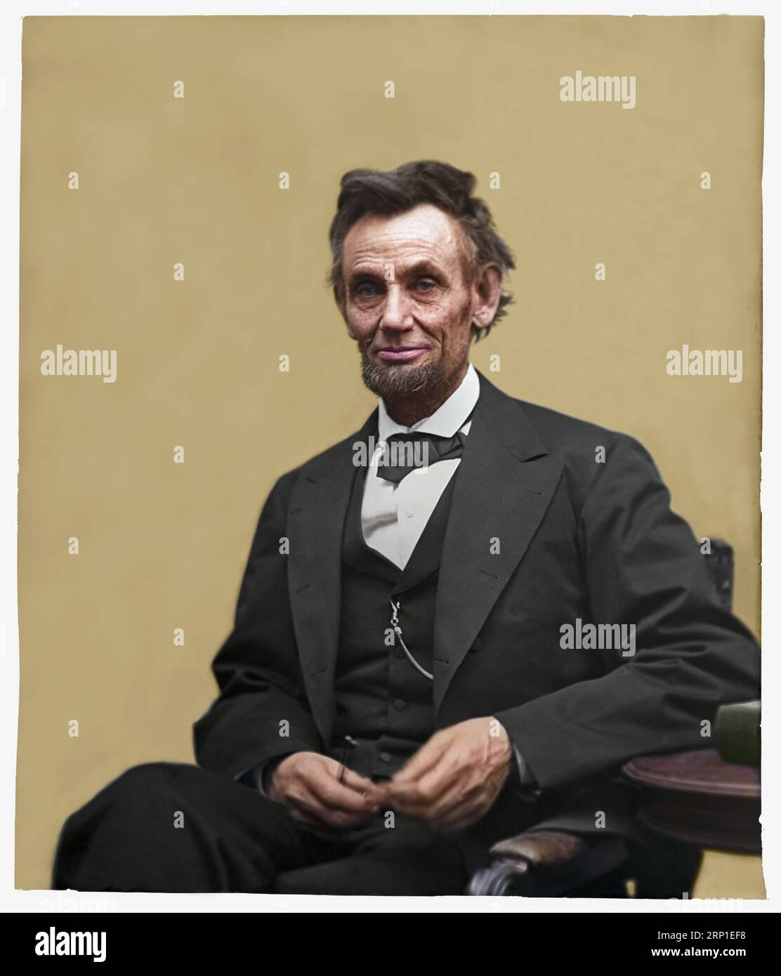 Abraham Lincoln, dreiviertel langes Porträt, sitzend und mit Brille und Bleistift. Das Foto wurde am 5. August von Alexander Gardner erstellt Stockfoto