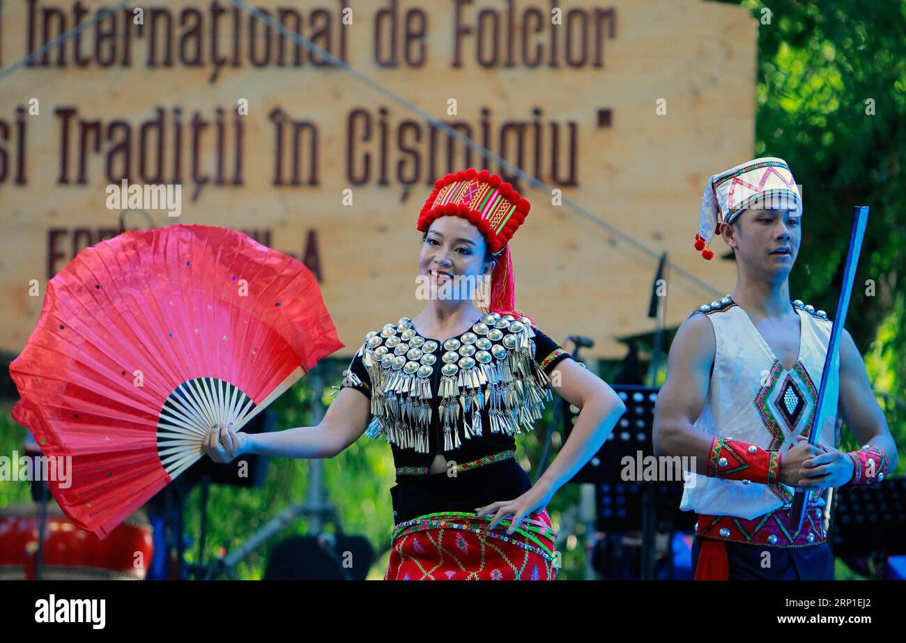 (180630) - BUKAREST, 30. Juni 2018 -- Künstler der chinesischen Yunnan Jin Xiaofeng Art Troupe treten während des Internationalen Folklore Festivals in Bukarest, Rumänien, am 30. Juni 2018 auf. Das 12. Internationale Folklore-Festival begann hier am Freitag und zog Künstler aus Rumänien, Bulgarien, China und anderen Ländern und Regionen an. ) RUMÄNIEN-BUKAREST-FOLKLORE-FESTIVAL-CHINA-YUNNAN-PERFORMANCE CRISTIANXCRISTEL PUBLICATIONXNOTXINXCHN Stockfoto