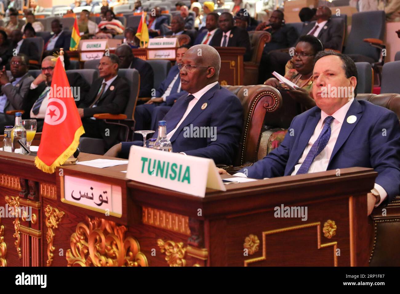 (180702) -- NOUAKCHOTT, 2. Juli 2018 -- tunesischer Premierminister Youssef Chahed (1. R) nimmt am 31. Gipfel der Afrikanischen Union (AU) in Nouakchott, der Hauptstadt Mauretaniens, am 1. Juli 2018 Teil. Afrikanische Staats- und Regierungschefs trafen sich hier zum 31. AU-Gipfel am Sonntag, der sich mit der Korruptionsbekämpfung sowie mit Handel, Frieden und Sicherheit befasste. ) (wtc) MAURETANIEN-NOUAKCHOTT-AFRIKANISCHE UNION-GIPFEL ZhangxXuefei PUBLICATIONxNOTxINxCHN Stockfoto