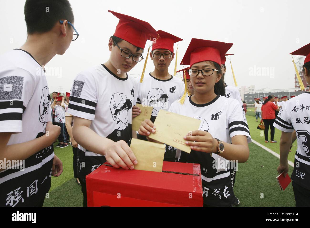 (180703) -- CHANGZHI, 3. Juli 2018 -- Schüler haben Briefe, die sie selbst an die Zukunft geschrieben haben, in eine Box bei ihrer Coming-of-Age-Zeremonie an der Wuxiang High School im Wuxiang County, Provinz Shanxi in Nordchina, 3. Juli 2018 gegossen. ) (SXK) CHINA-SHANXI-CHANGZHI-STUDENT-COMING-OF-AGE CEREMONY (CN) LIXYONG PUBLICATIONXNOTXINXCHN Stockfoto