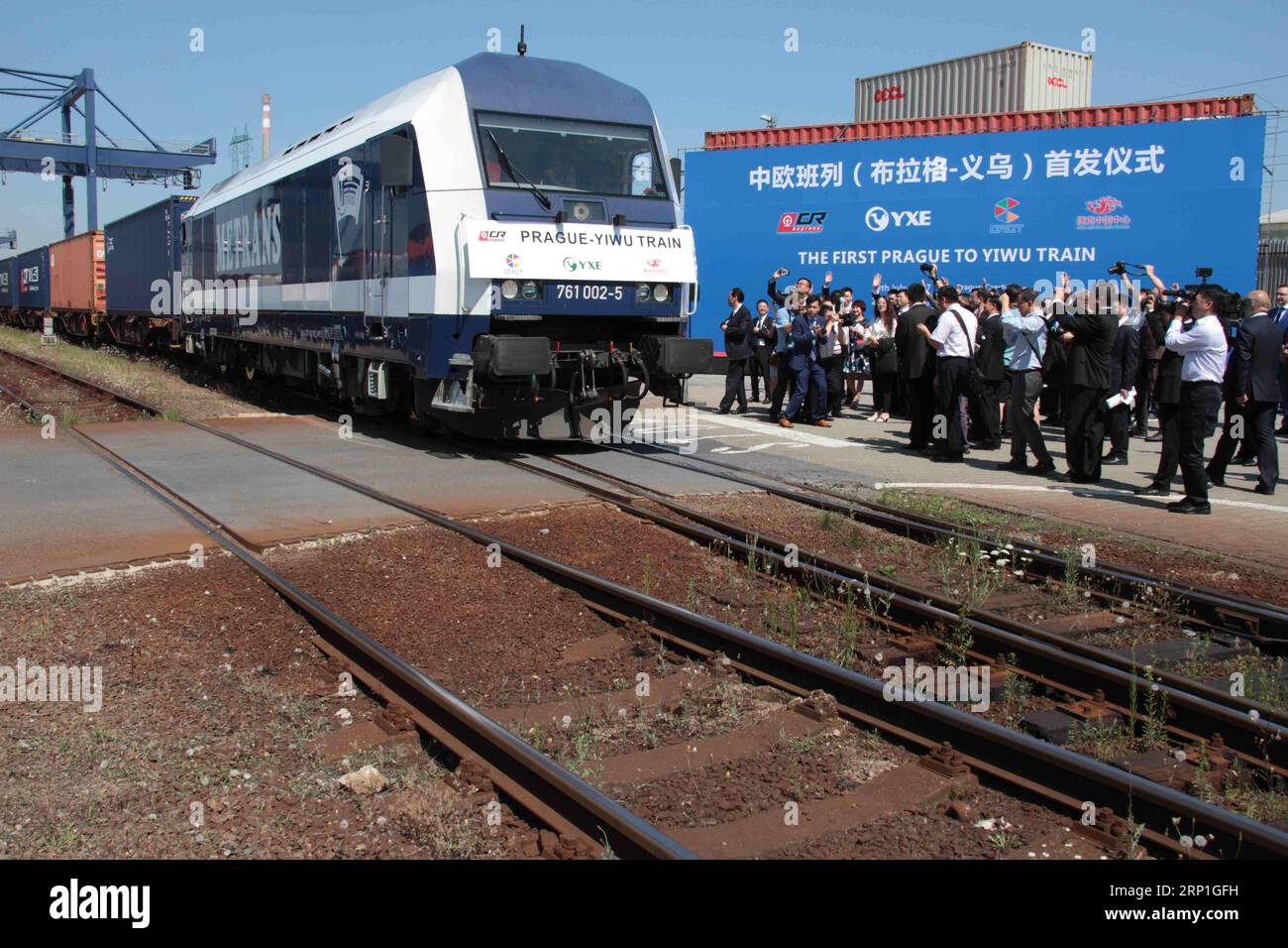 (180705) -- PEKING, 5. Juli 2018 () -- Foto vom 19. Juli 2017 zeigt einen Güterzug, der nach China Yiwu in Prag, Tschechien fährt. MIT Schlagzeilen: China muss eine stärkere Botschaft für den freien Handel übermitteln, wenn Premier Li Europa besucht.(/Kesnerova) (nxl) Schlagzeilen: China muss eine stärkere Botschaft für den freien Handel abgeben, wenn Premier Li Europa Xinhua PUBLICATIONxNOTxINxCHN besucht Stockfoto