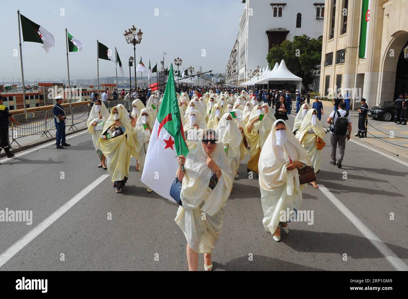 (180705) -- ALGIER, 5. Juli 2018 () -- algerische Menschen in traditioneller Tracht nehmen an einer Parade Teil, um den 56. Jahrestag ihrer Unabhängigkeit in Algier, Algerien, am 5. Juli 2018 zu feiern. 1962 erlangte Algerien offiziell seine Unabhängigkeit nach einem bitteren Kampf von acht Jahren, der 132 Jahre französische Kolonialbesetzung beendete. () ALGERIEN-ALGIER-UNABHÄNGIGKEITSTAG Xinhua PUBLICATIONxNOTxINxCHN Stockfoto