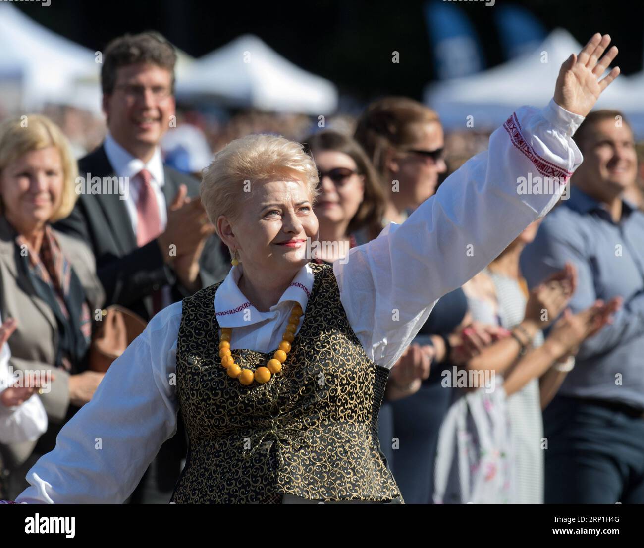 (180706) -- VILNIUS, 6. Juli 2018 -- die litauische Präsidentin Dalia Grybauskaite (Front) nimmt am Song Day 2018 während der Song Celebration in Vilnius, der Hauptstadt Litauens, am 6. Juli 2018 Teil. Tausende von Sängern nahmen am Freitag an den letzten Veranstaltungen des traditionellen litauischen Liederfestivals The Song Celebration Teil, das in diesem Jahr dem hundertsten Jahrestag der Wiederherstellung der Unabhängigkeit des Landes gewidmet ist. ) LITAUEN-VILNIUS-SONG FESTIVAL-SONG-TAG ALFREDASXPLIADIS PUBLICATIONXNOTXINXCHN Stockfoto