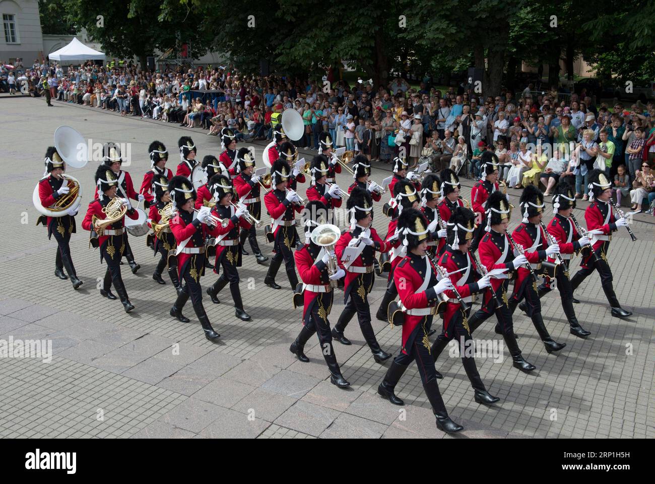 (180706) -- VILNIUS, 6. Juli 2018 -- Litauisches Militärorchester nimmt an der Prozession zum Song Day während der 2018er Song Celebration in Vilnius, der Hauptstadt Litauens, am 6. Juli 2018 Teil. Tausende von Sängern nahmen am Freitag an den letzten Veranstaltungen des traditionellen litauischen Liederfestivals The Song Celebration Teil, das in diesem Jahr dem hundertsten Jahrestag der Wiederherstellung der Unabhängigkeit des Landes gewidmet ist. ) LITAUEN-VILNIUS-SONG FESTIVAL-SONG-TAG ALFREDASXPLIADIS PUBLICATIONXNOTXINXCHN Stockfoto