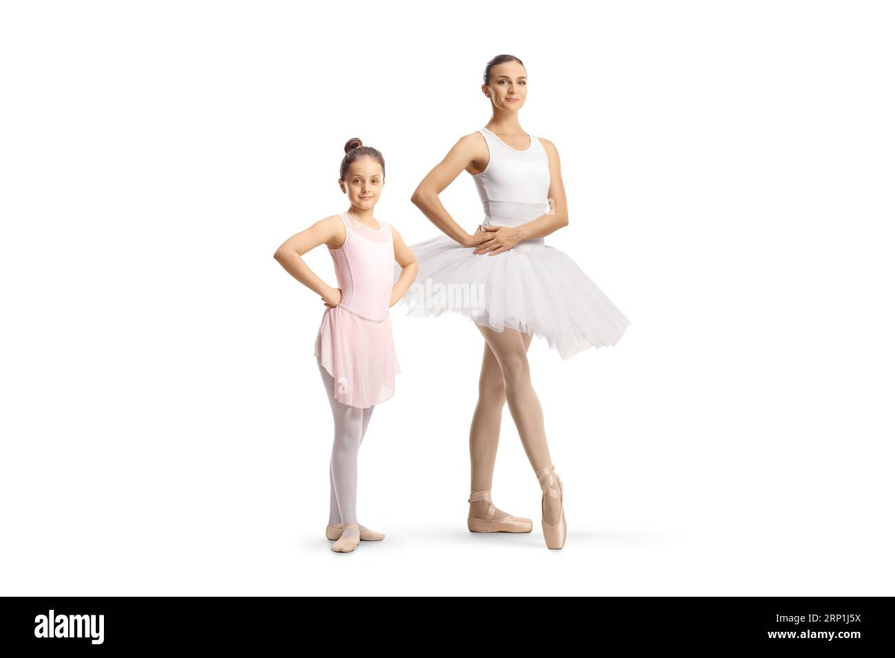 Portrait einer kleinen Mädchen-Ballerina, die neben einer professionellen Balletttänzerin steht, isoliert auf weißem Hintergrund Stockfoto