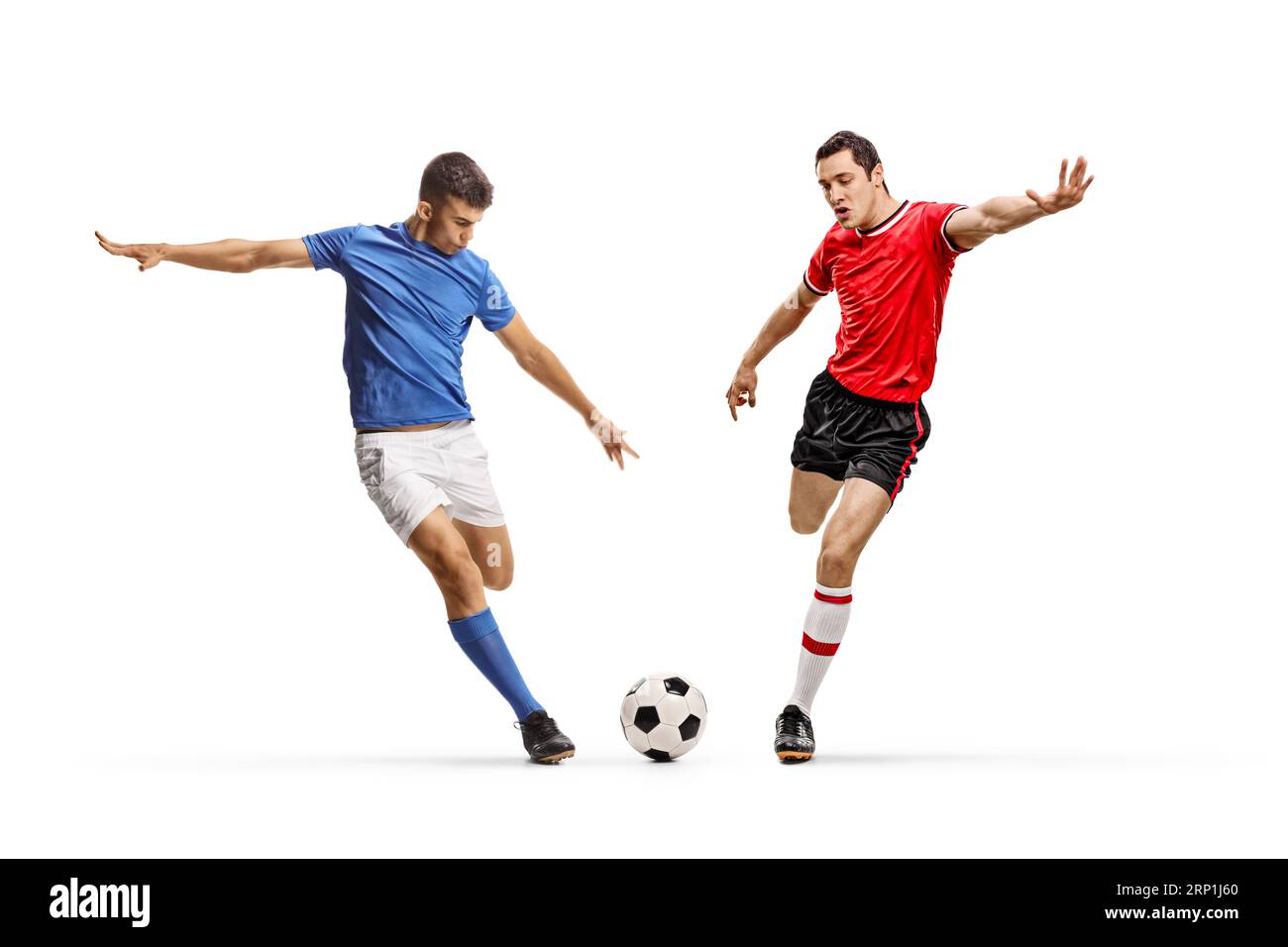 Fußballspieler verschiedener Teams laufen auf einen Ball zu, der auf weißem Hintergrund isoliert ist Stockfoto