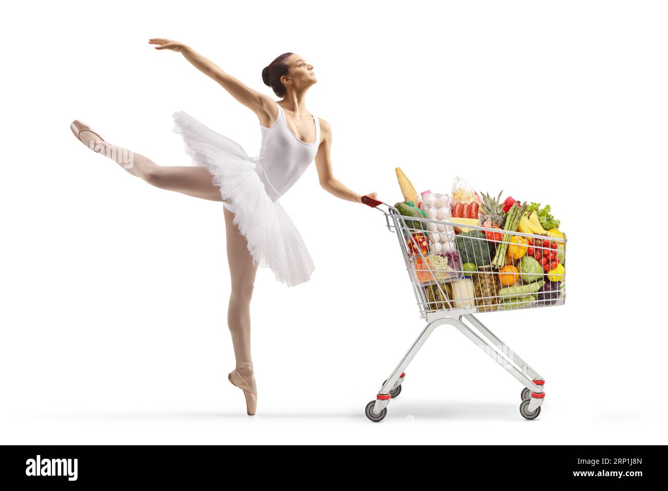 Profilaufnahme in voller Länge einer Ballerina in einem weißen Tutu-Kleid, das tanzt und einen Einkaufswagen auf weißem Hintergrund schiebt Stockfoto