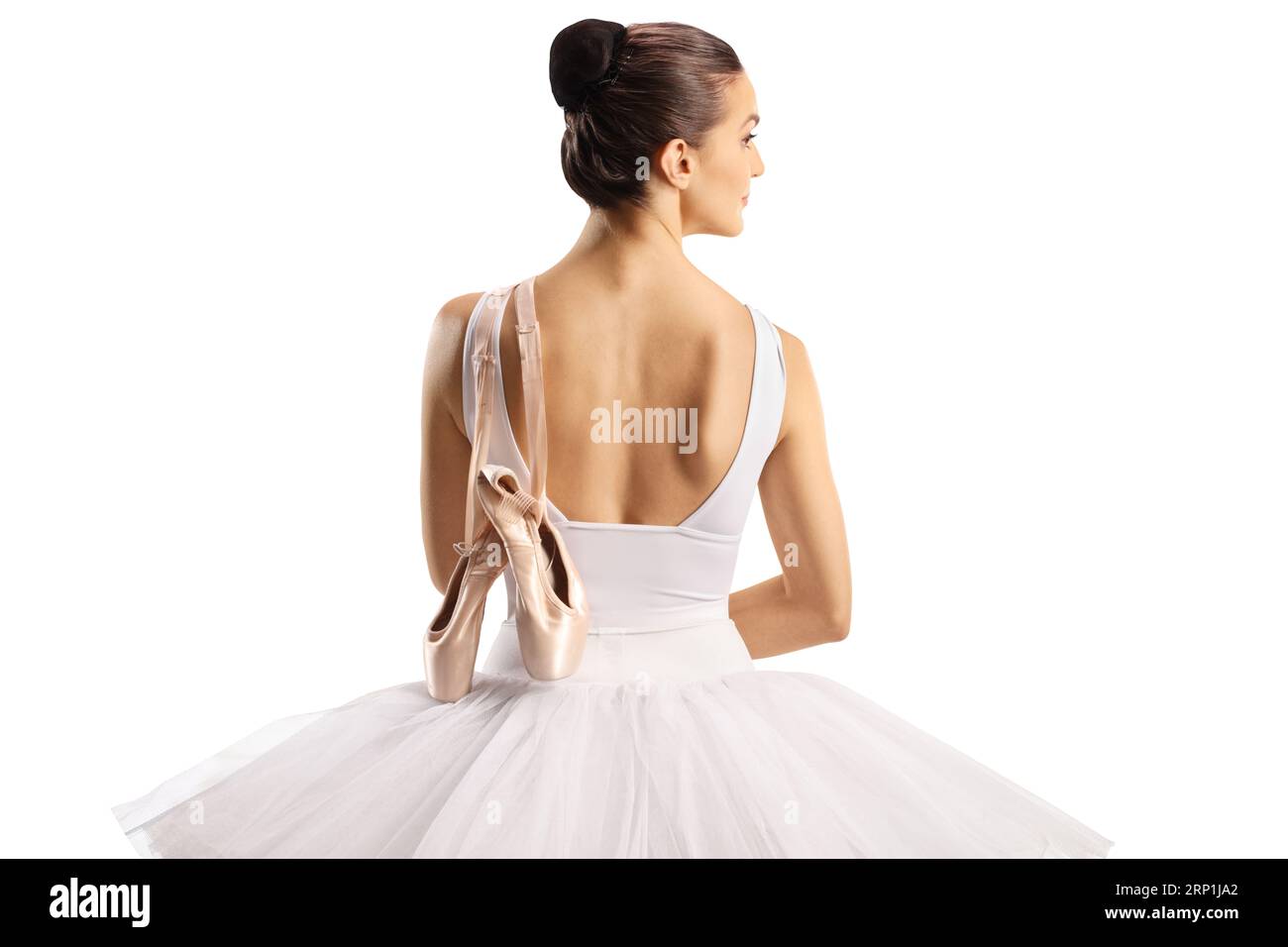 Rückansicht einer Ballerina in einem weißen Tutu-Kleid mit Ballettschuhen auf der Schulter isoliert auf weißem Hintergrund Stockfoto