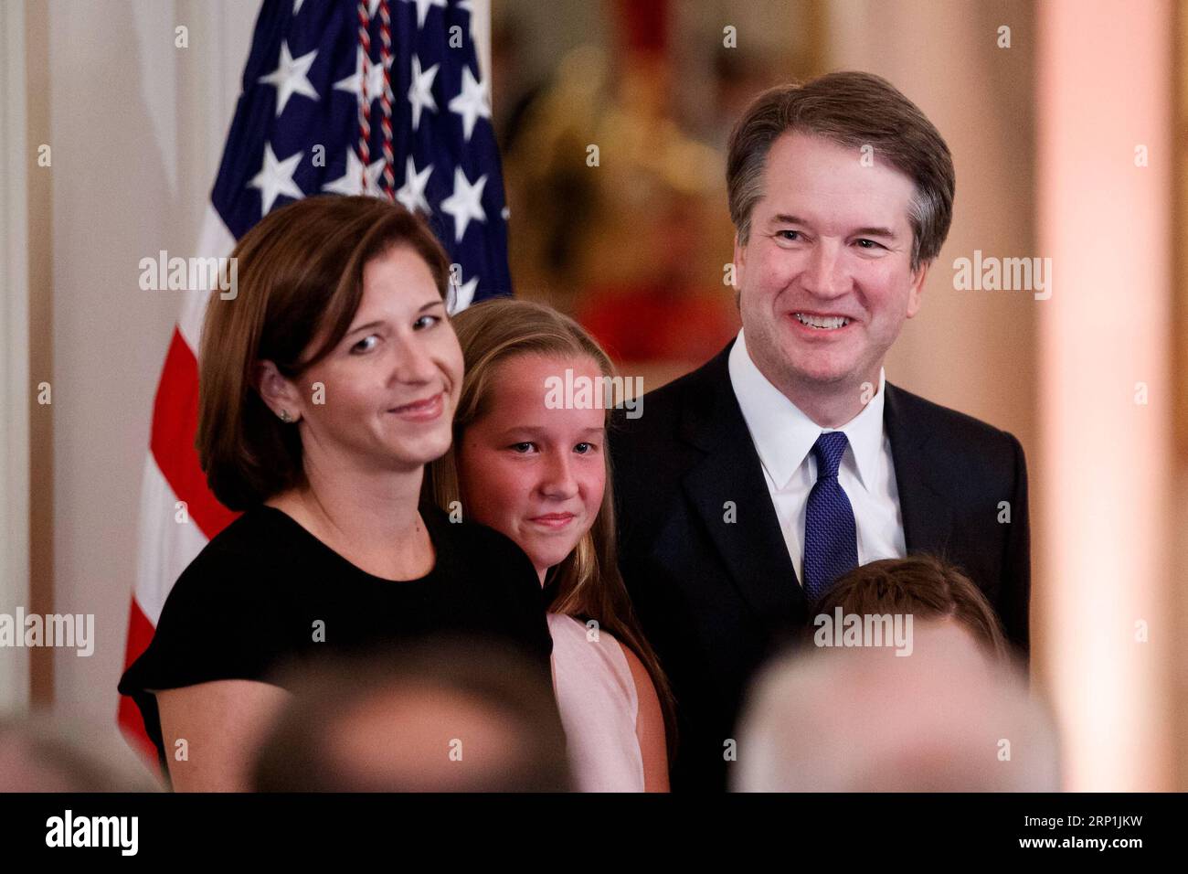 (180710) -- WASHINGTON D.C., 10. Juli 2018 -- Richter Brett Kavanaugh (R) steht mit der Familie, nachdem US-Präsident Donald Trump am 9. Juli 2018 den Kandidaten für den Obersten Gerichtshof im Weißen Haus in Washington, D.C., USA, angekündigt hatte. US-Präsident Donald Trump hat am Montagabend den konservativen Bundesrichter Brett Kavanaugh zum Obersten Gerichtshof ernannt, um Richter Anthony Kennedy zu folgen, der Ende des Monats in den Ruhestand treten wird. ) (Jmmn) U.S.-WASHINGTON D.C.-NOMINATION-BRETT KAVANAUGH TingxShen PUBLICATIONxNOTxINxCHN Stockfoto