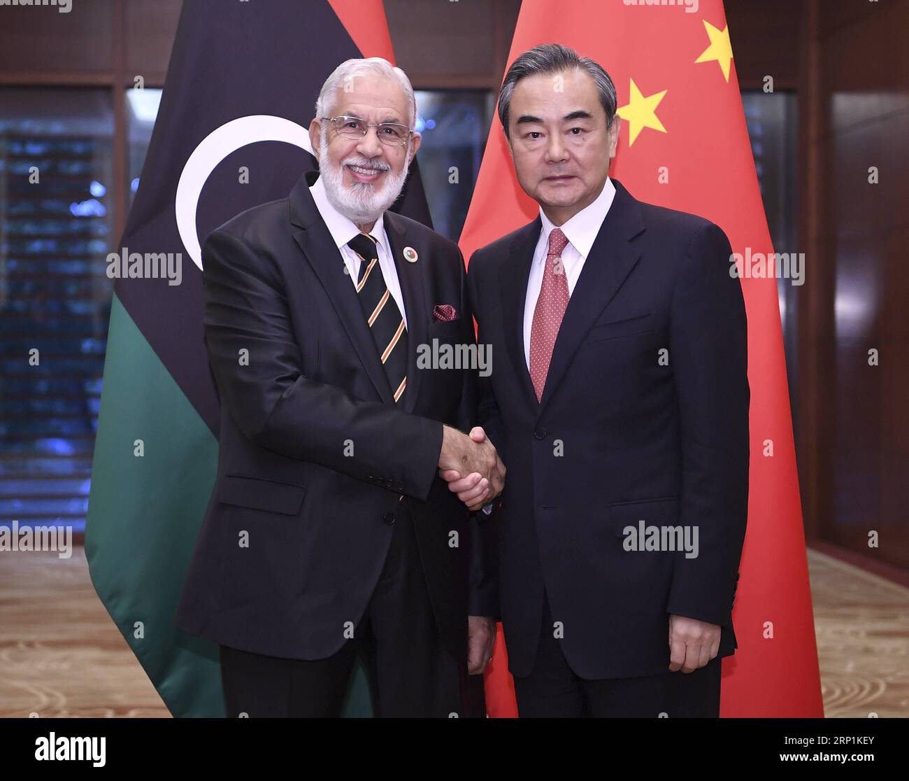 (180711) -- PEKING, 11. Juli 2018 -- der chinesische Staatsrat und Außenminister Wang Yi (R) führt Gespräche mit Mohamed Sayala, dem Außenminister der Regierung Libyens, in Peking, der Hauptstadt Chinas, am 11. Juli 2018. Sayala war hier, um an der achten Ministerkonferenz des China-Arab States Cooperation Forum teilzunehmen, das am Dienstag stattfand. ) (lmm) CHINA-BEIJING-WANG YI-LIBYA-FM-TALKS (CN) YanxYan PUBLICATIONxNOTxINxCHN Stockfoto