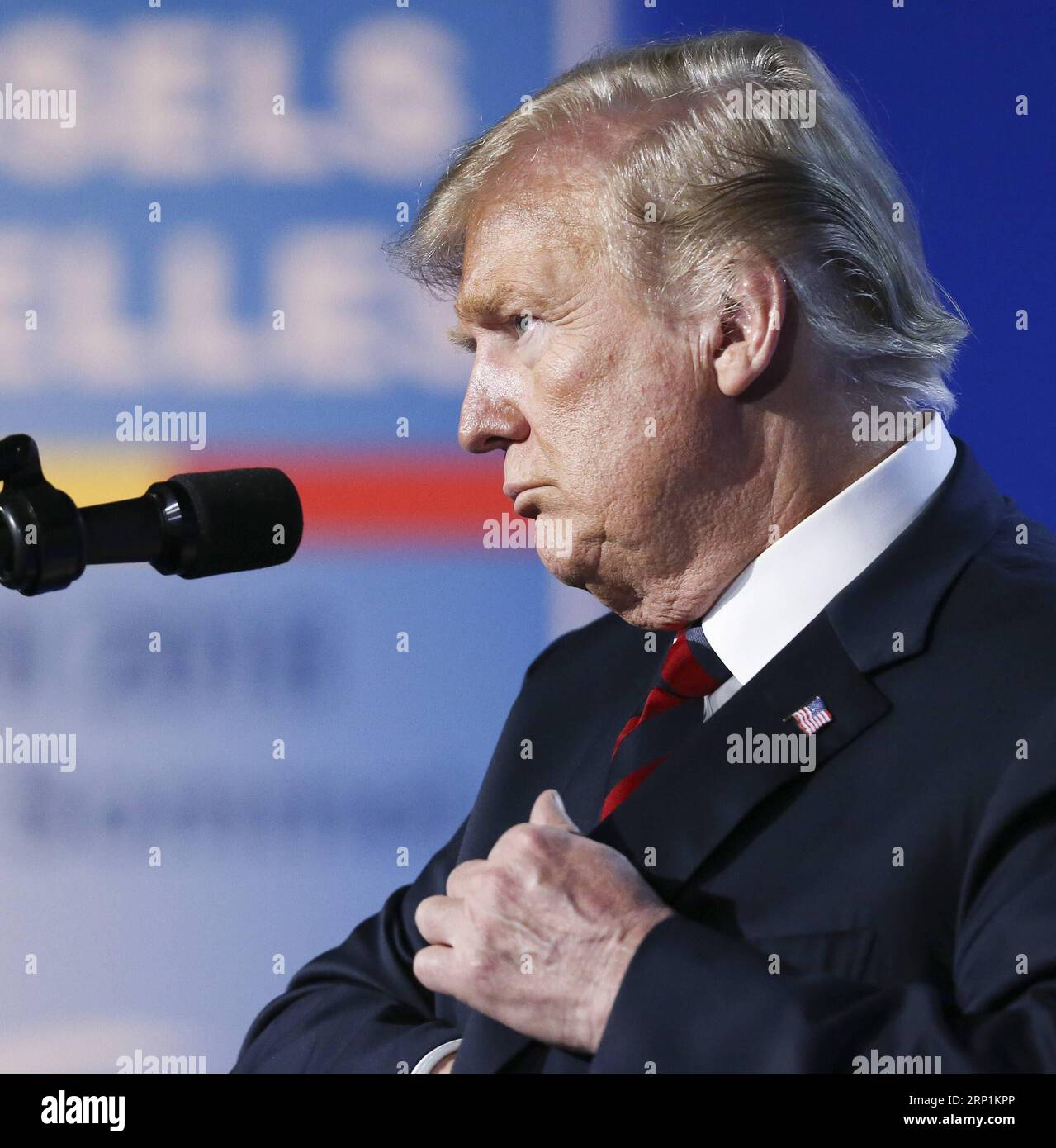 (180712) -- BRÜSSEL, 12. Juli 2018 -- US-Präsident Donald Trump reagiert während einer Pressekonferenz am zweiten Tag des NATO-Gipfels in Brüssel, Belgien, am 12. Juli 2018. ) (lrz) BELGIEN-BRÜSSEL-NATO-GIPFEL YexPingfan PUBLICATIONxNOTxINxCHN Stockfoto