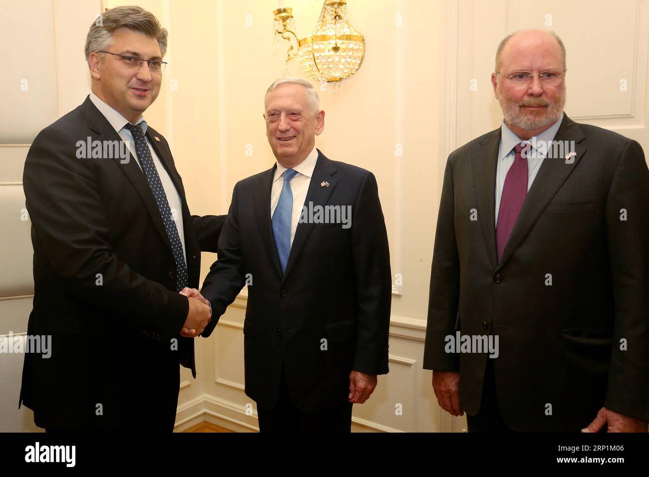 (180712) -- ZAGREB, 12. Juli 2018 -- der kroatische Premierminister Andrej Plenkovic (L) gibt am 12. Juli 2018 in Zagreb (Kroatien) dem US-Verteidigungsminister James Mattis (C) die Hand. James Mattis versprach am Donnerstag, bei der Modernisierung der kroatischen Streitkräfte zu helfen. KROATIEN-ZAGREB-US-VERTEIDIGUNGSMINISTER BESUCHT DALIBORXURUKALOVIC PUBLICATIONXNOTXINXCHN Stockfoto