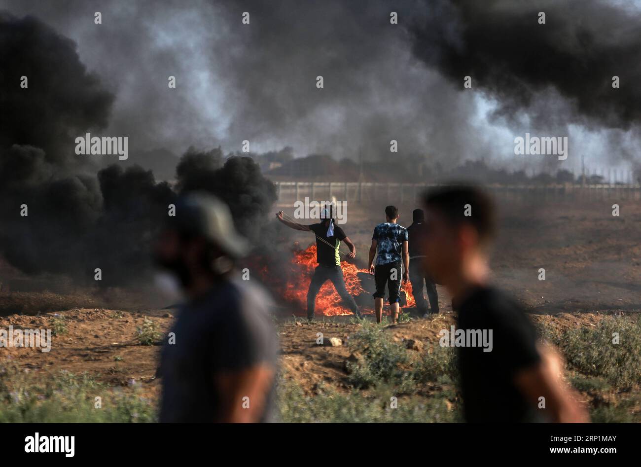 (180713) -- GAZA, 13. Juli 2018 () -- palästinensische Demonstranten stoßen am 13. Juli 2018 an der Grenze zwischen Gaza und Israel östlich von Gaza-Stadt auf israelische Truppen. Eine neue Runde von Auseinandersetzungen zwischen palästinensischen Demonstranten und israelischen Soldaten brach hier am Freitag aus, laut Augenzeugen und lokalen Medienberichten. () MIDEAST-GAZA-KONFLIKTE Xinhua PUBLICATIONxNOTxINxCHN Stockfoto